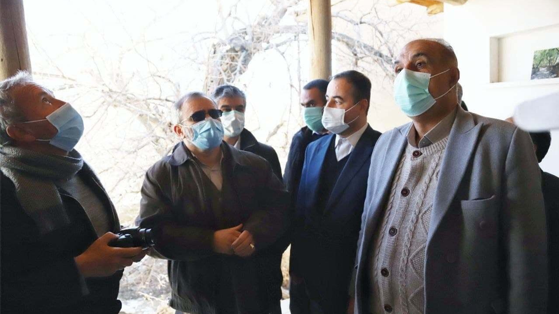 بازدید مسئولین از منزل پدری حکیم نظامی تقرشی در روستای طاد