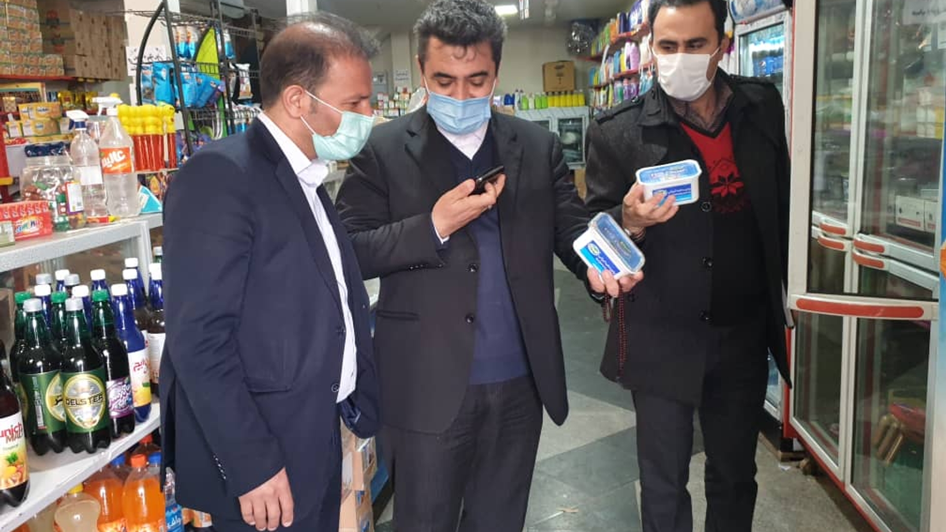 درراستای اجرای مصوبات ستاد مدیریت کرونا و‌تنظیم بازاردر شهرستان ،فرماندارشهرستان شازند از تعدادی فروشگاه، رستوران، دفاتر دولتی وخصوصی و...بازدید نمودند.