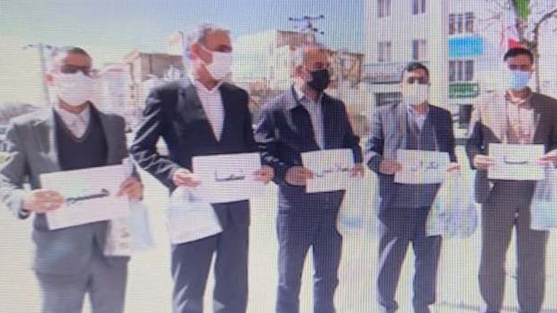 "توزیع ماسک در سطح شهر خنداب و تشویق اهالی برای رعایت شیوه نامه های بهداشتی"