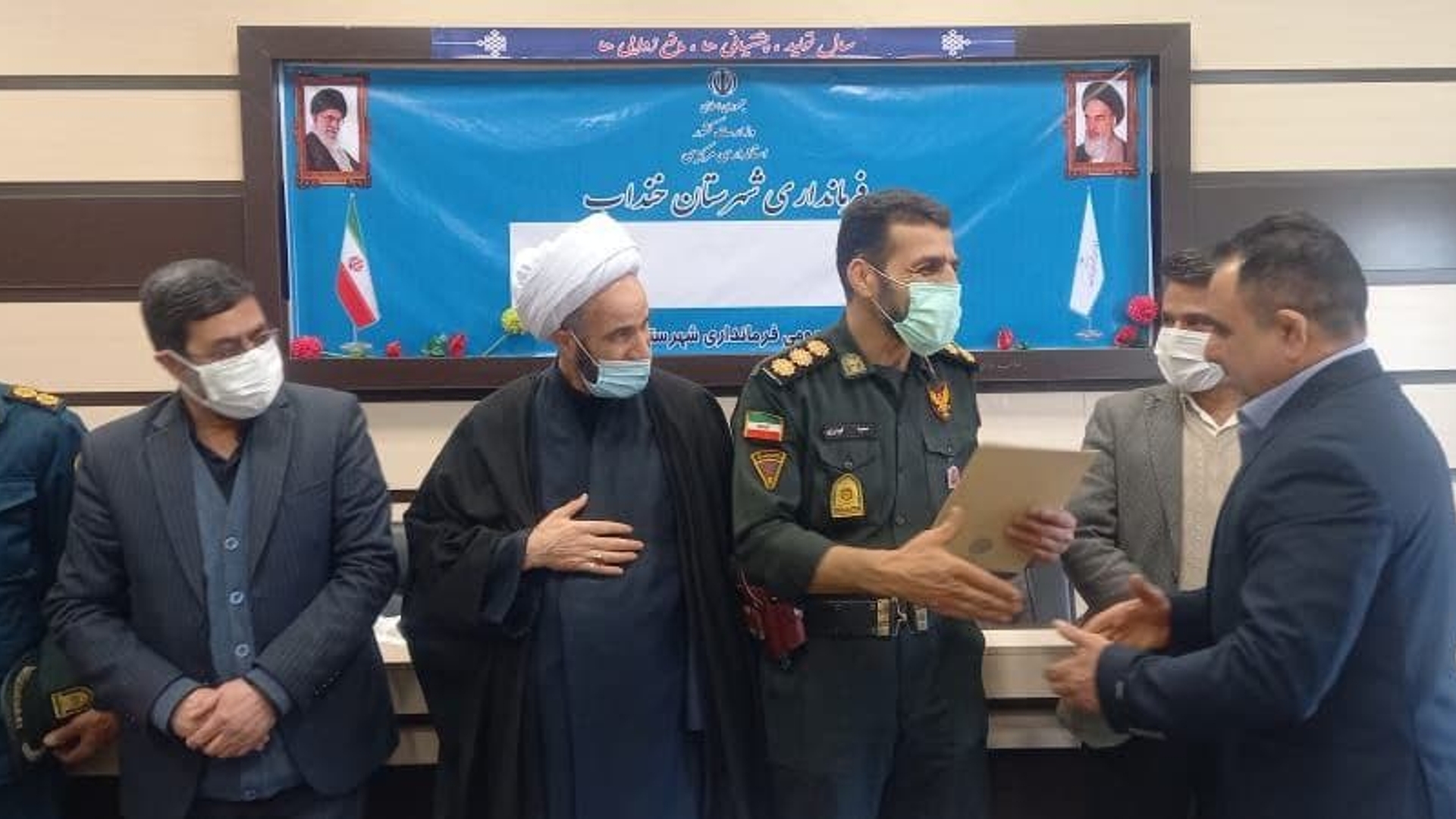 نشست گازری سرپرست فرمانداری خنداب با تعدادی از ورزشکاران همزمان با برگزاری ستاد ساماندهی امور جوانان شهرستان خنداب