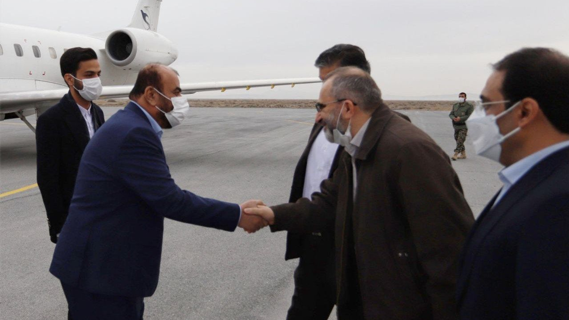 وزیر راه و شهرسازی با استقبال استاندار مرکزی، معاونان استاندار ، فرماندار شهرستان اراک و جمعی از مدیران استان وارد اراک شد.