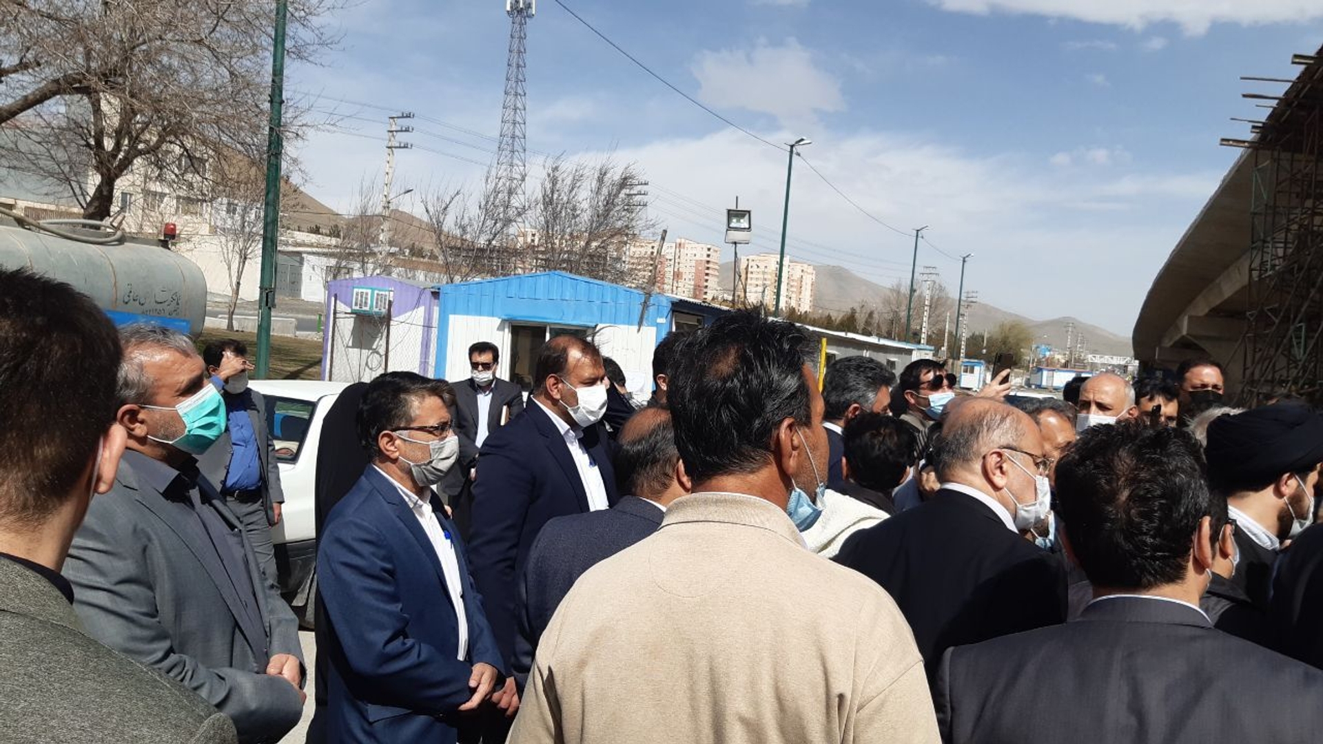 وزیر راه و شهرسازی: پل سنجان باید تا شهریورماه سال آینده به پایان برسد و این موضوع به پیمانکار نیز ابلاغ شود.