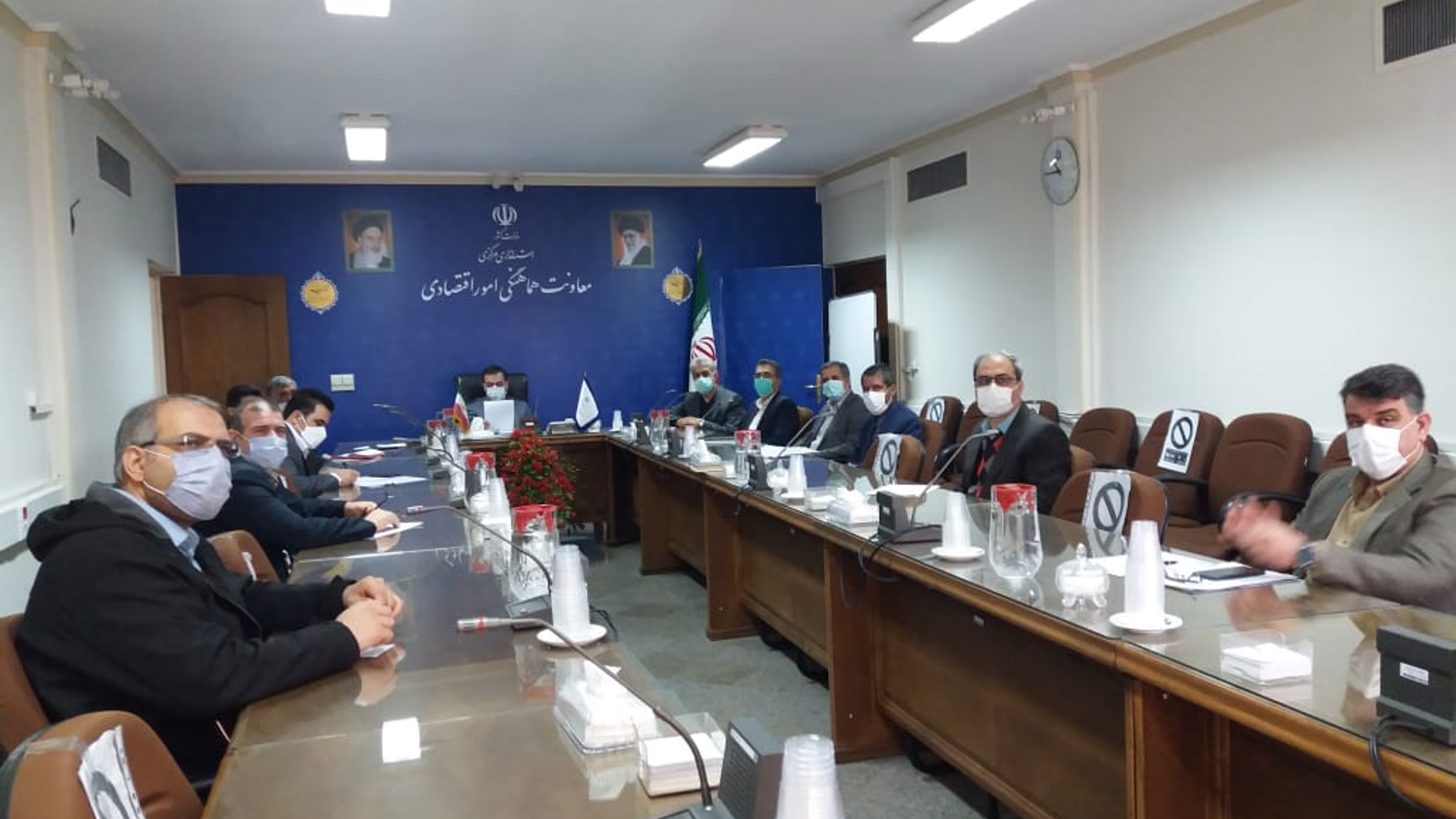 جلسه "تامین آب مورد نیاز گلخانه خمین و جلوگیری از توزیع نهال غیرمجاز"به ریاست سرپرست معاونت هماهنگی امور اقتصادی ، مدیرکل دفتر هماهنگی امور اقتصادی و مدیران مربوطه برگزار گردید.