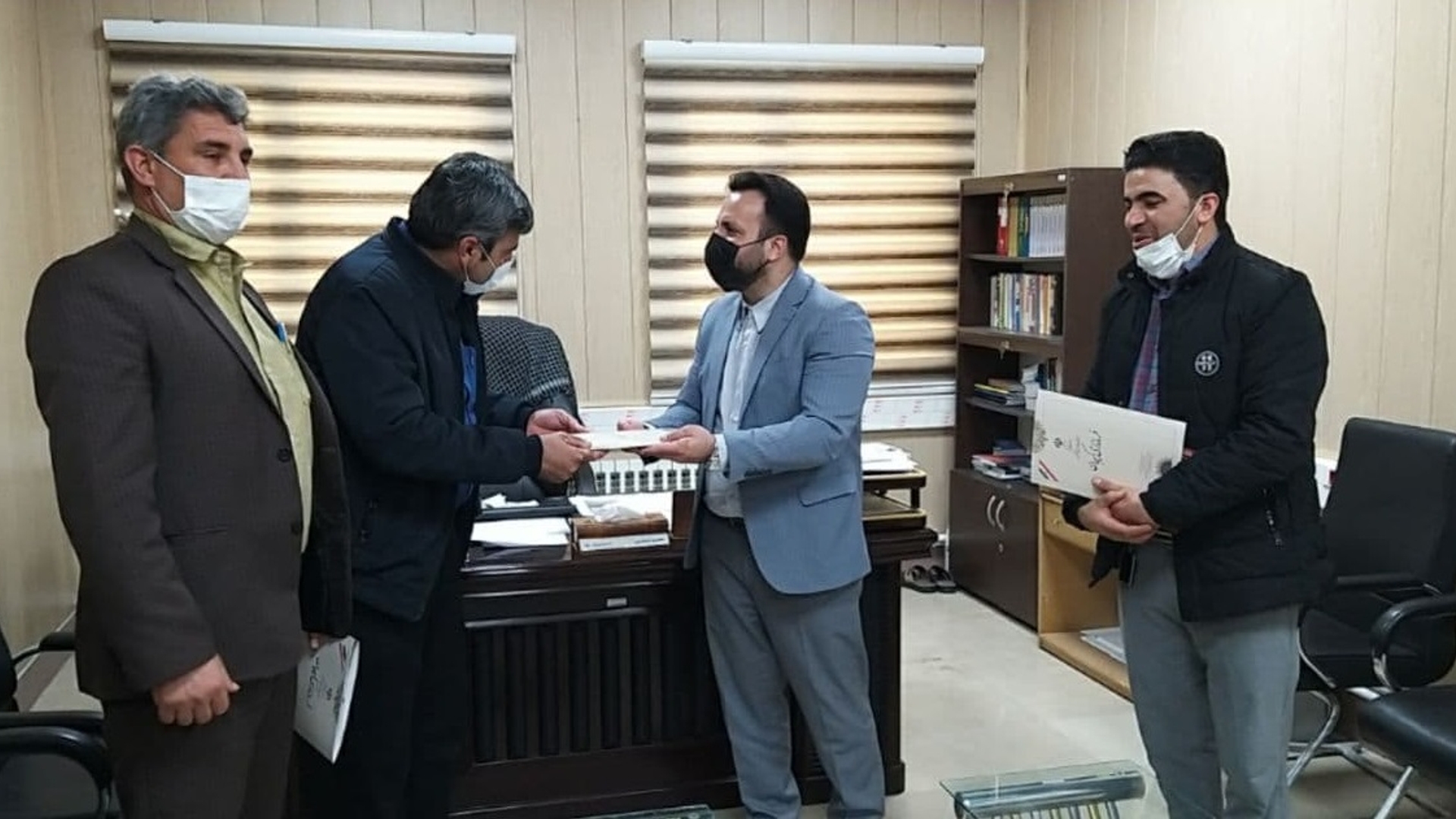 تقدیر بخشدار از عملکرد رییس شورای اسلامی بخش مرکزی و نماینده شورای اسلامی شهرستان در شورای اسلامی استان