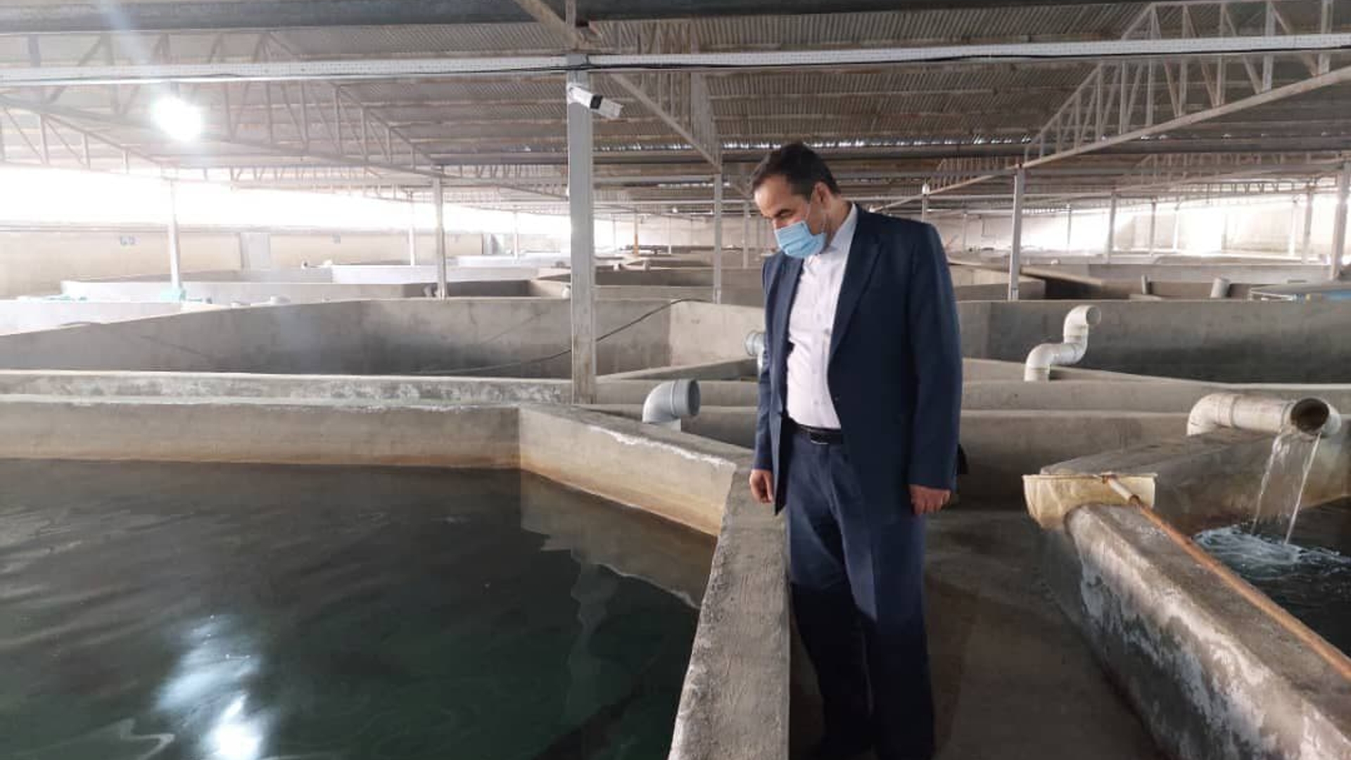 بازدید عبدالرضا حاج علی بیگی فرماندار شهرستان تفرش به همراه بخشدار مرکزی از مجتمع پرورش ماهیان خاویاری طریزآباد.