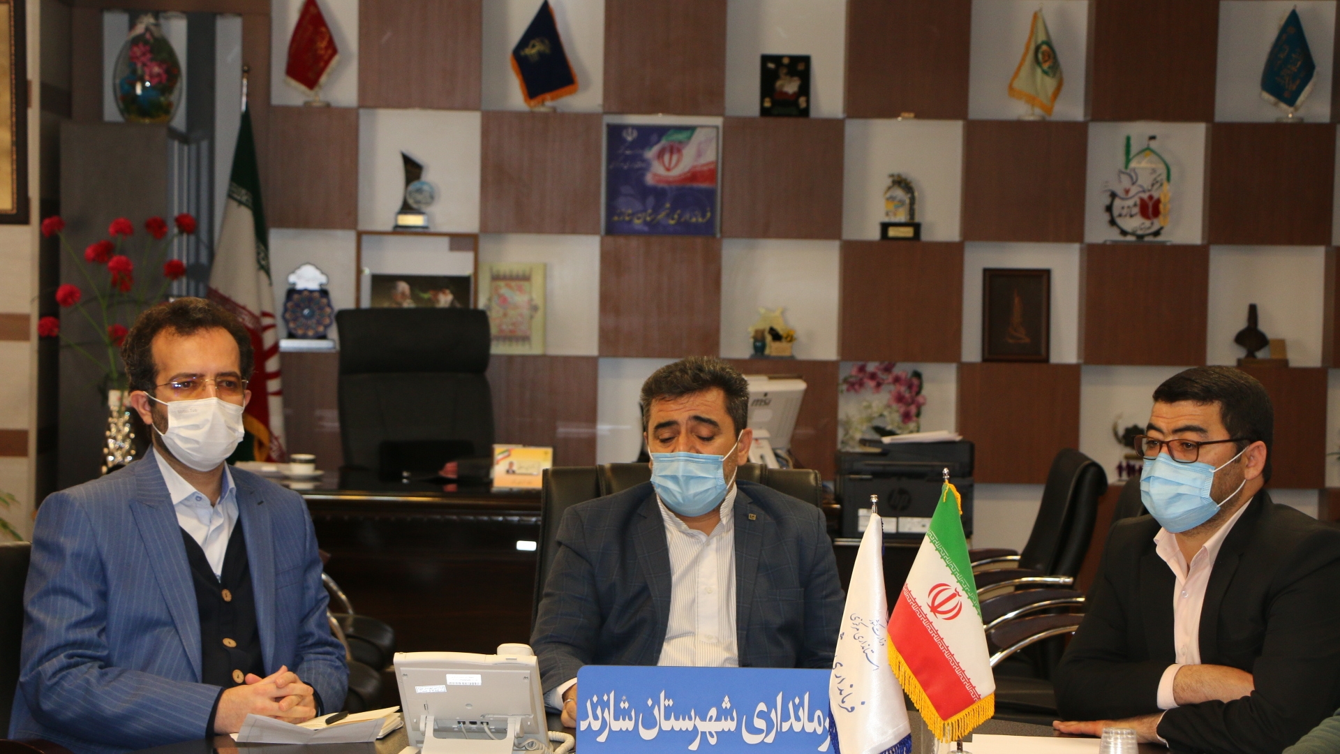 برگزاری نشست هم اندیشی فرماندار شهرستان شازند و مدیر کل دفتر امور روستایی استانداری مرکزی با بخشداران و تعدادی از شوراهای اسلامی بخش ها