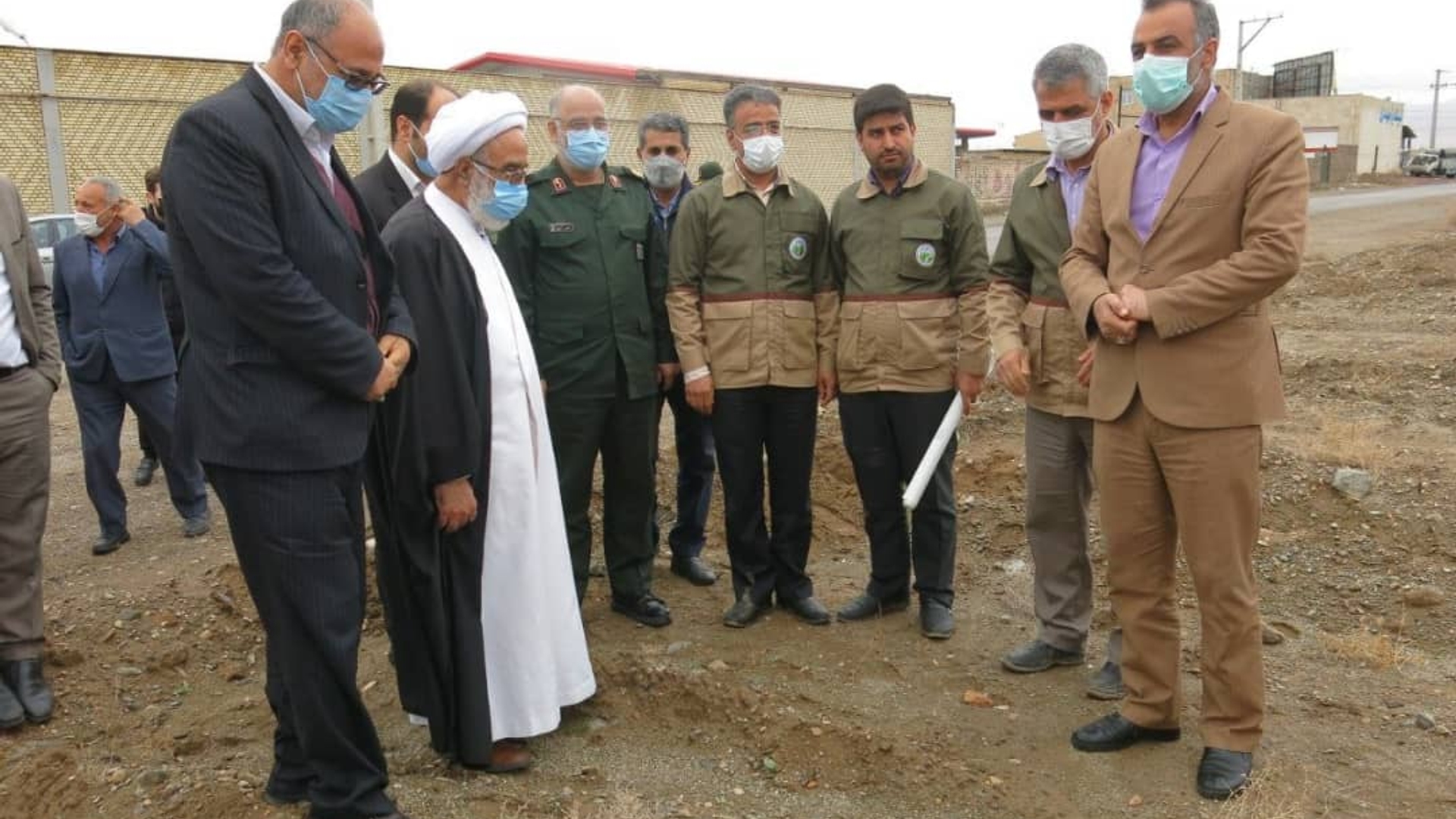 کاشت درخت با حضور فرمانده سپاه روح الله استان مرکزی و فرماندار شهرستان دلیجان