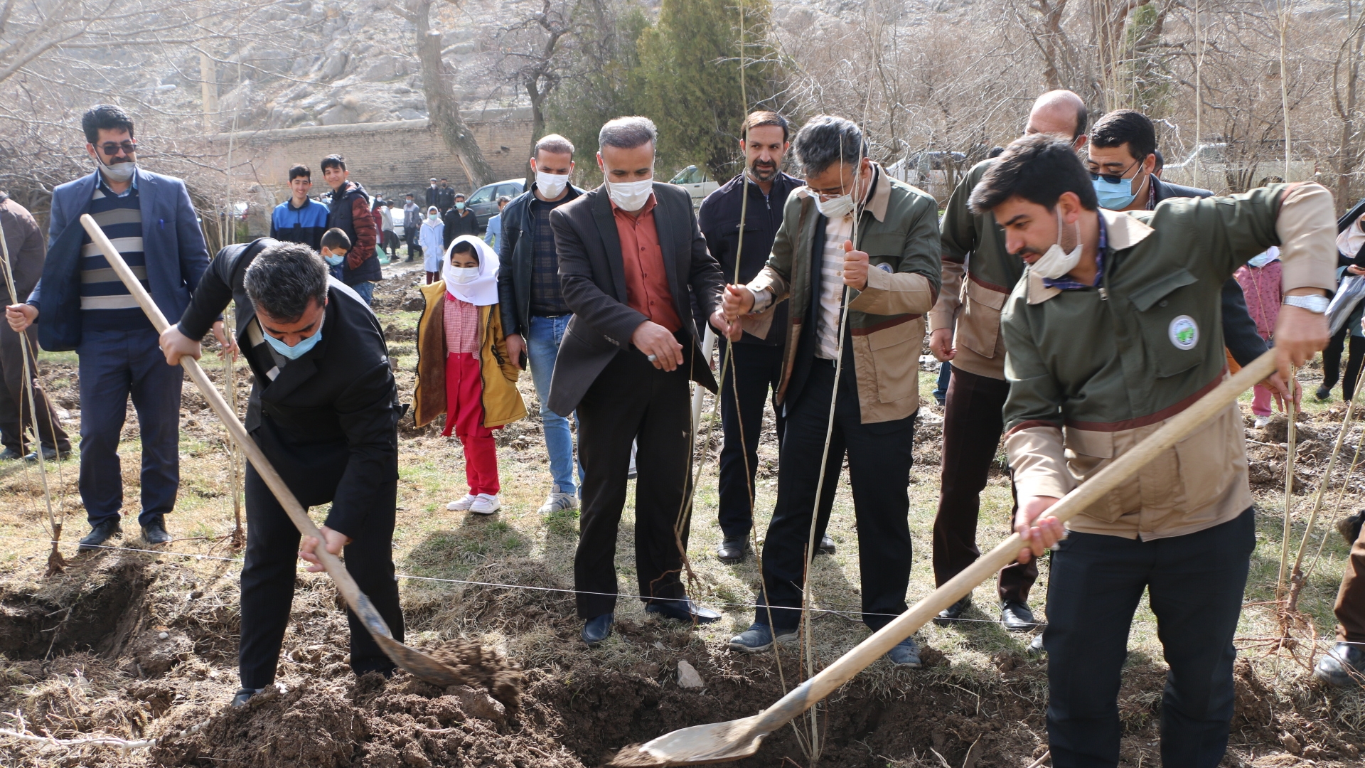 در سومین روز از هفته منابع طبیعی آئین کاشت بیش از صدها نهال در هنرستان علی ابن ابیطالب (ع) در بخش زالیان