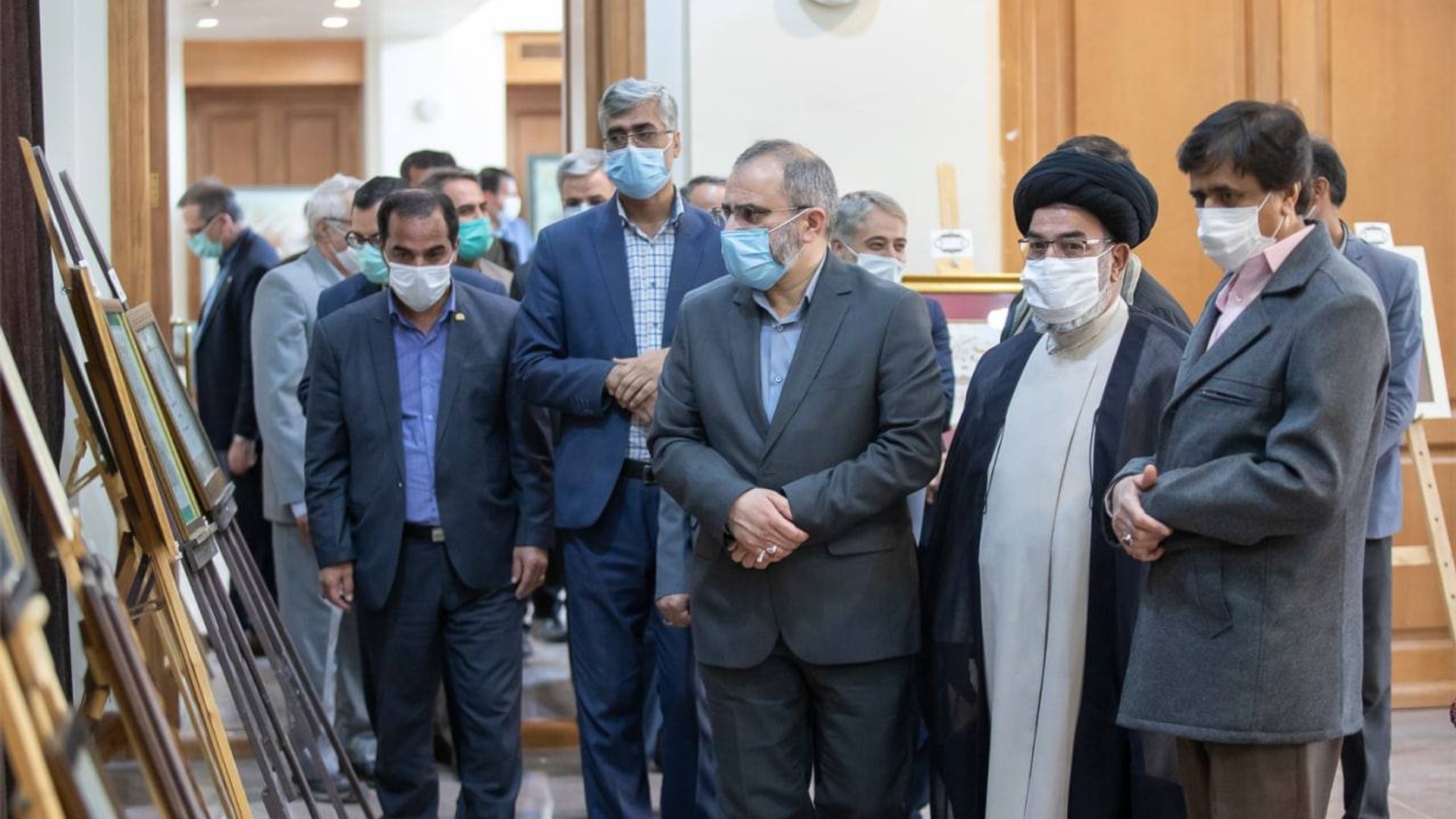 بازدید استاندار مرکزی، نماینده مردم خمین در مجلس شورای اسلامی، معاون سیاسی، امنیتی و اجتماعی استاندار و جمعی از مدیران از نمایشگاه خوشنویسی در بیت تاریخی امام خميني (ره) در خمین