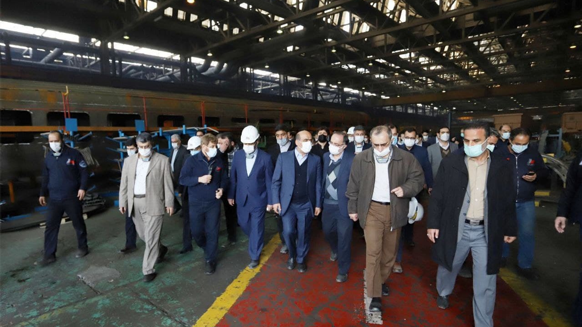 بازدید وزیر راه و شهرسازی و جمعی از مسئولین از شرکت واگن پارس