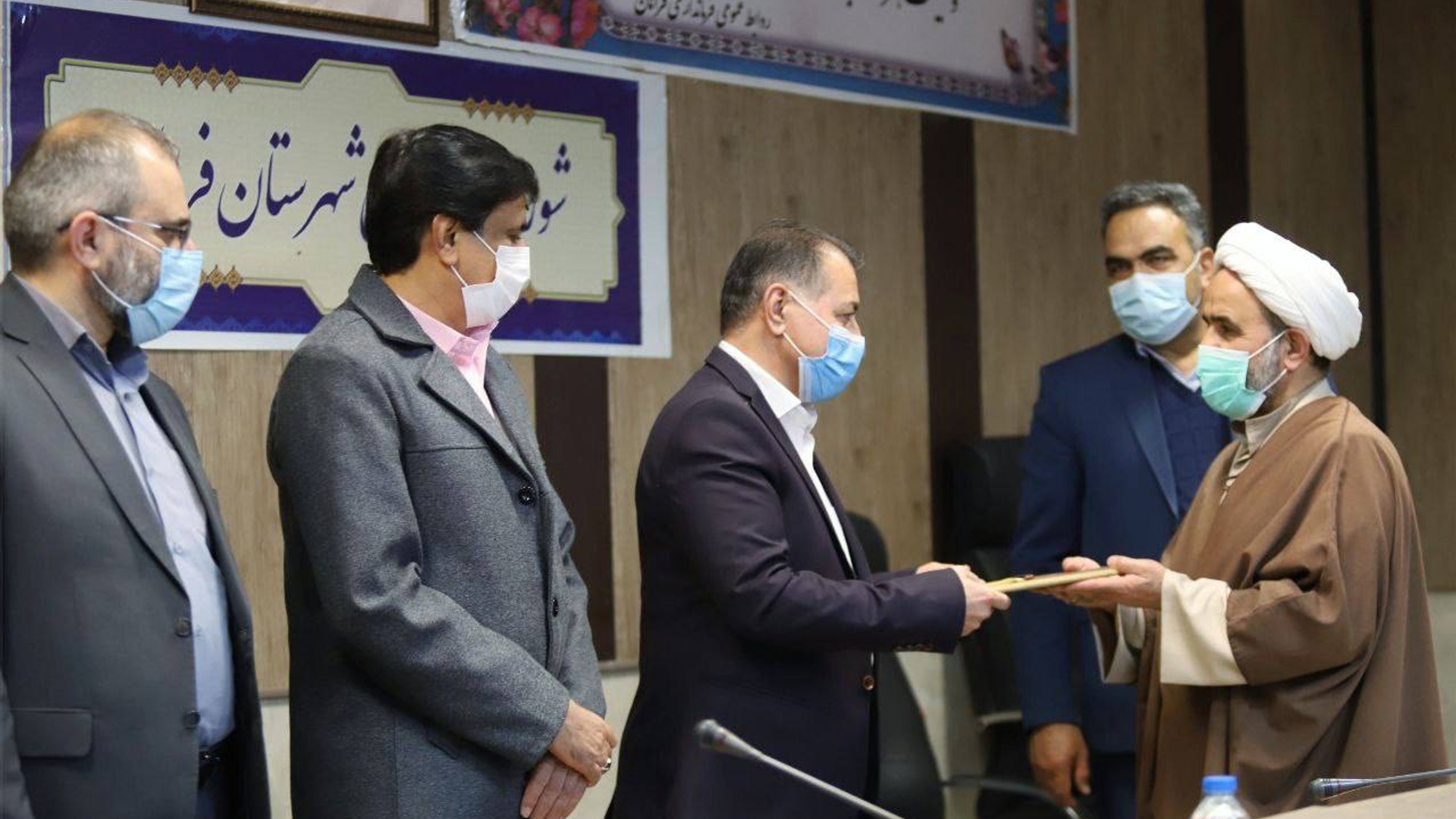 ♦️آیین تكريم و معارفه فرماندار شهرستان فراهان با حضور استاندار مرکزی،نماينده مردم تفرش،آشتيان و فراهان در مجلس شوراي اسلامي، معاون سیاسی،امنیتی و اجتماعی استاندار و اعضای شورای اداری شهرستان برگزار شد.
در این آیین از خدمات حسن معمار نيا تقدیر و ابوالقاسم آقا زيارتي به عنوان سرپرست فرمانداری فراهان معرفی شد.