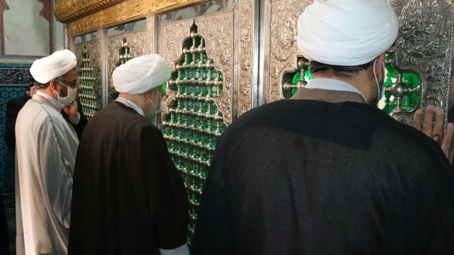 حضور آیت الله اراکی به همراه فرماندار ،امام جمعه و جمعی از مسئولان تفرش در حرم مطهر امامزاده محمد(ع) و زیارت این بقعه متبرکه.