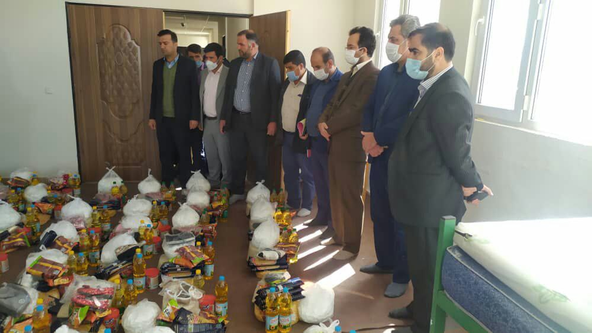 توزیع بسته های کمک معیشتی در رزمایش کمک مومنانه در بخش خنجین