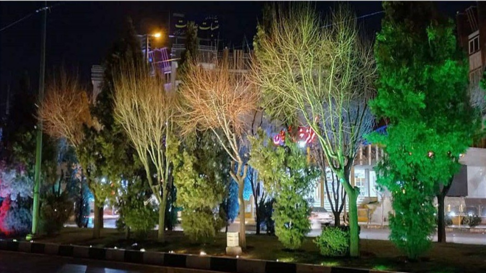 در آستانه سال ۱۴۰۱ نورپردازی زیبا و تماشایی معابر و پارکهای اراک