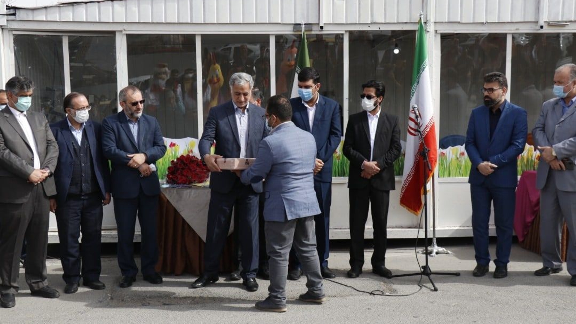 تحویل بسته های فرهنگی و گل و اجرای موسیقی زنده و شاد به همراه نمایش خیابانی از برنامه های مسئولان هنگام استقبال از مسافران نوروزی بود.