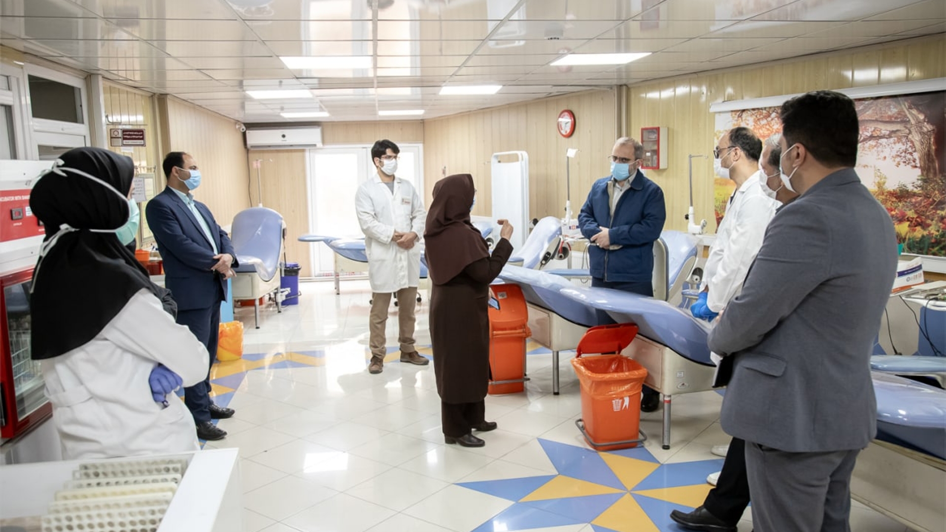 استاندار مرکزی خون اهدا کرد- دعوت از خیرین سلامت برای مشارکت در تجهیز و توسعه مراکز انتقال خون استان