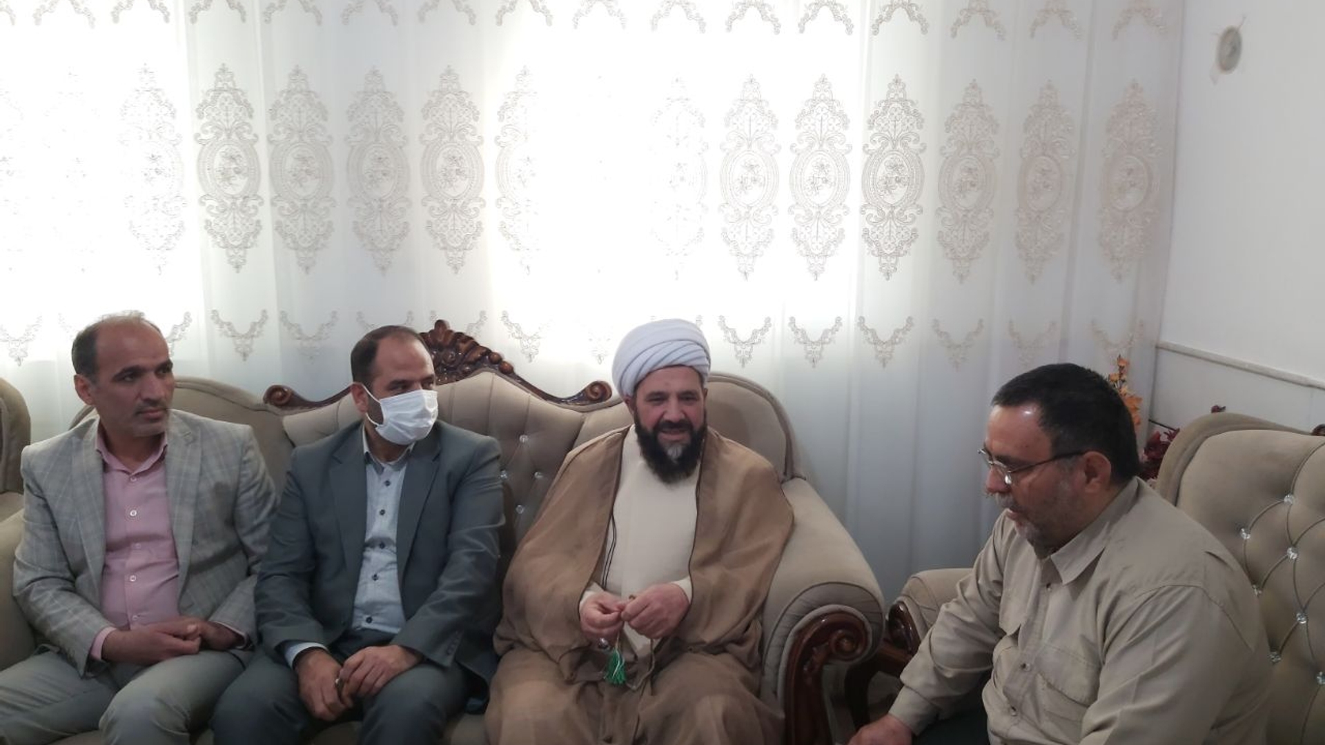 دیدار نوروزی فراهانی سرپرست فرمانداری،حجت الاسلام و المسلمین نیشابوری امام‌جمعه،اعضای شورای اسلامی شهر و رئیس بنیاد شهید و امور ایثارگران شهرستان با جانباز و آزاده سرافراز احمد محمد زمانی