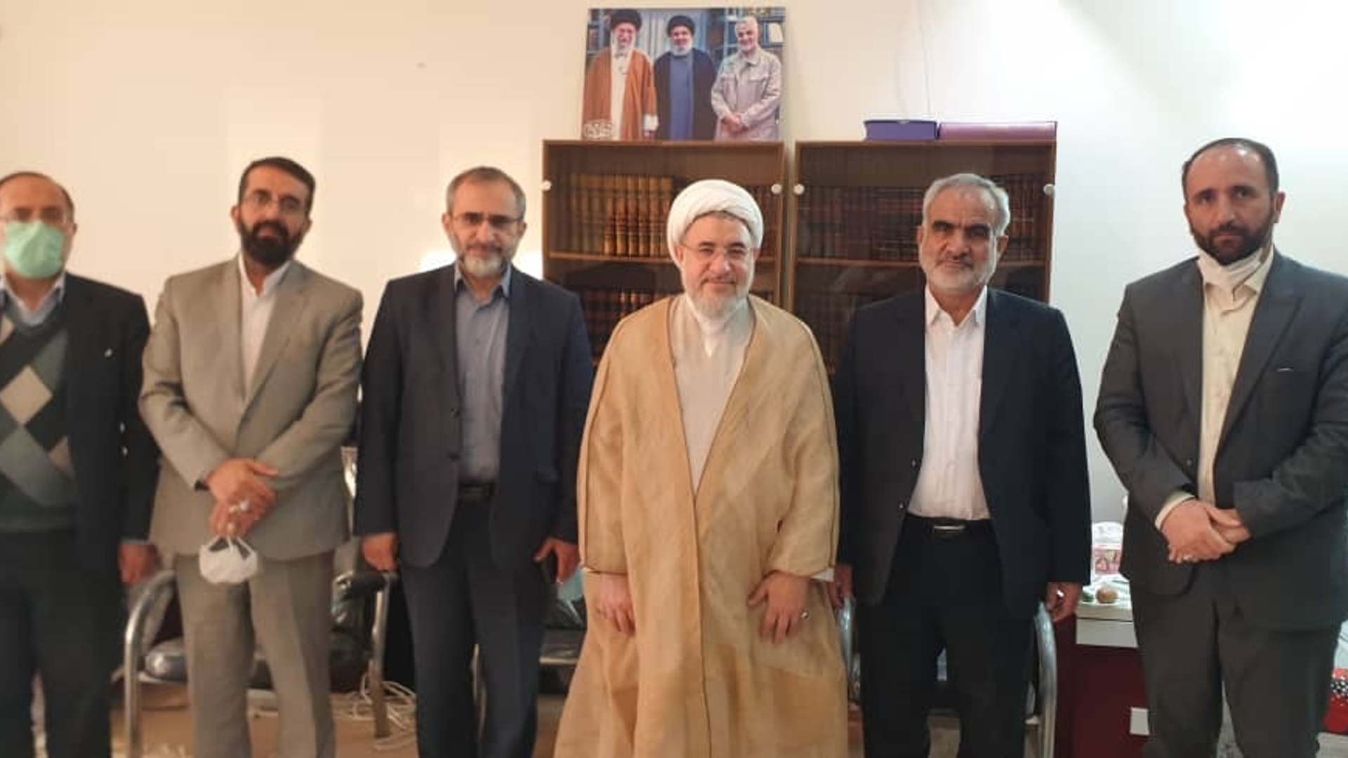 دیدار استاندار مرکزی، معاون توسعه مدیریت و منابع و تعدادی از مدیران استان با حضرت آیت الله اراکی نماینده مردم شریف استان مرکزی در مجلس خبرگان رهبری