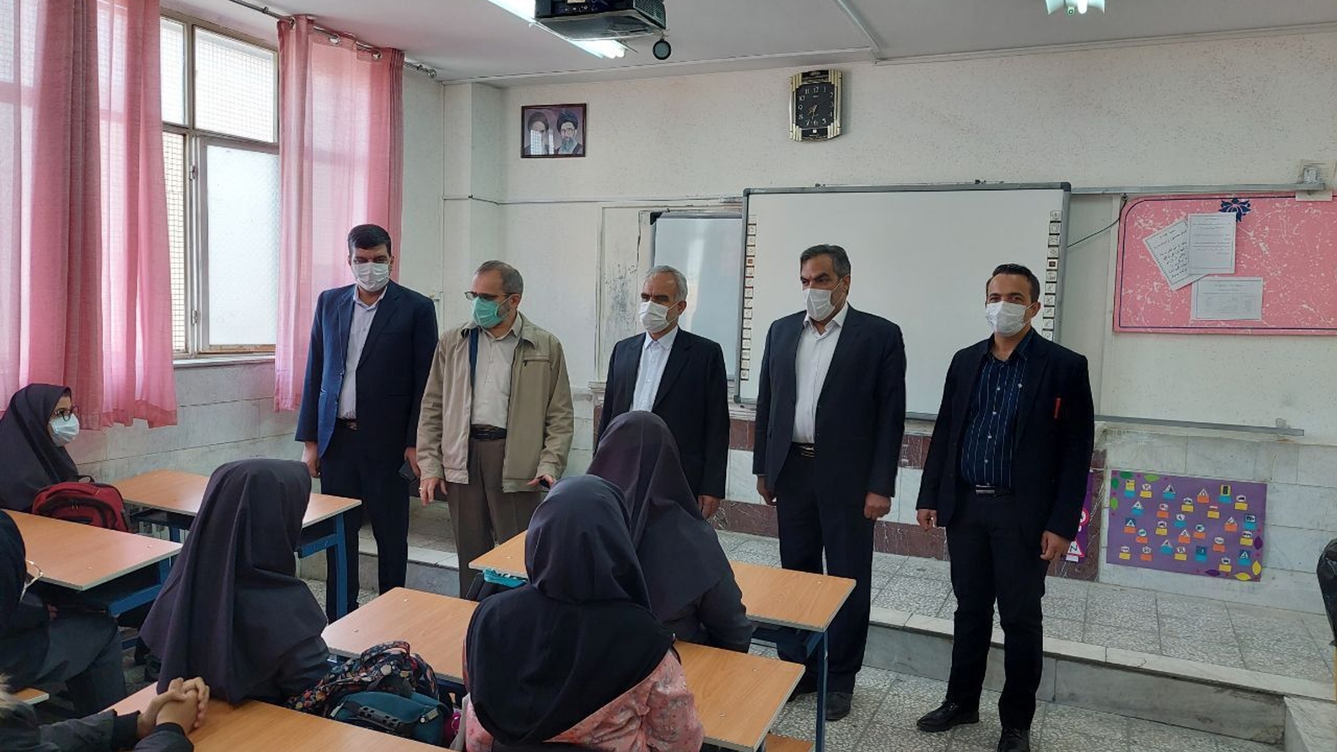 بازدید دکتر مخلص الائمه استاندار مرکزی، مهندس هادی فرماندار شهرستان اراک، نوازانی سرپرست اداره کل آموزش و پرورش  و رئیس اموزش وپرورش ناحیه یک اراک از مدارس  و حضور دانش‌آموزان و مربیان