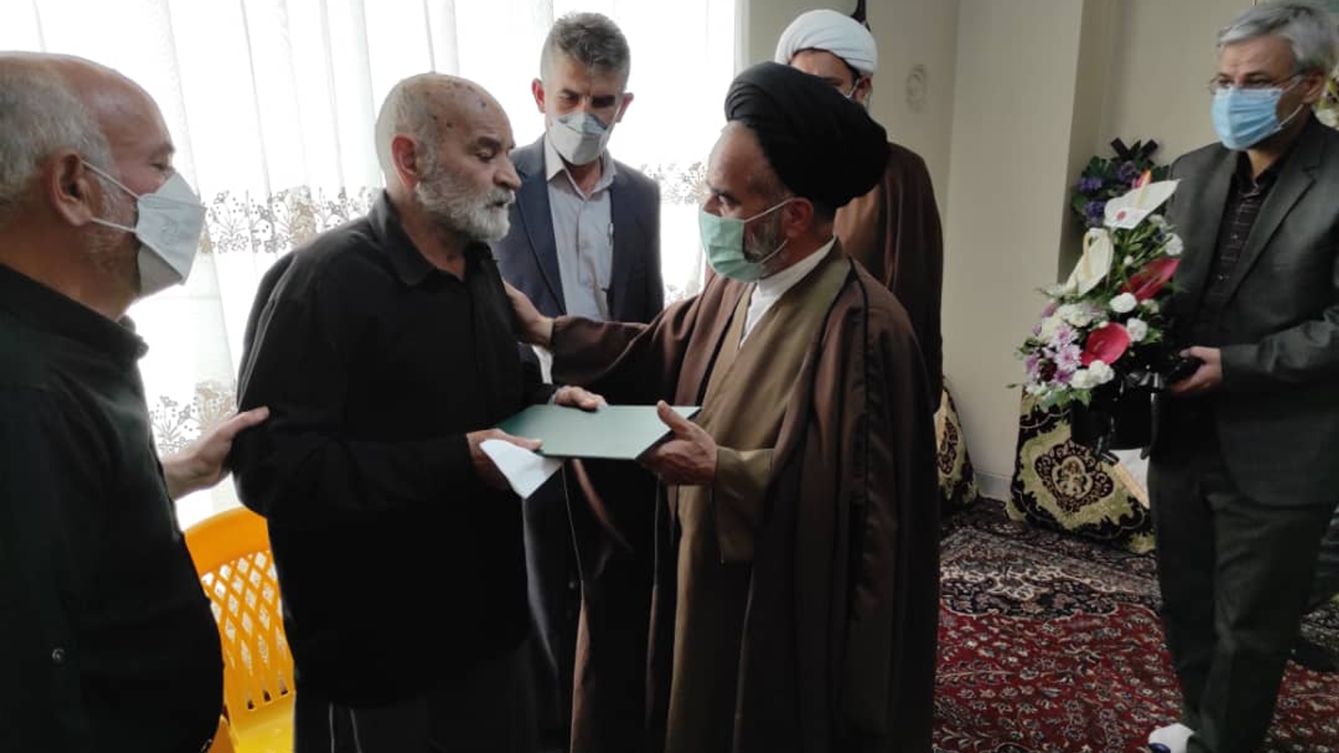 سرپرست فرمانداری و امام جمعه با خانواده اهدا کننده عضو در شهرستان خمین دیدار کردند