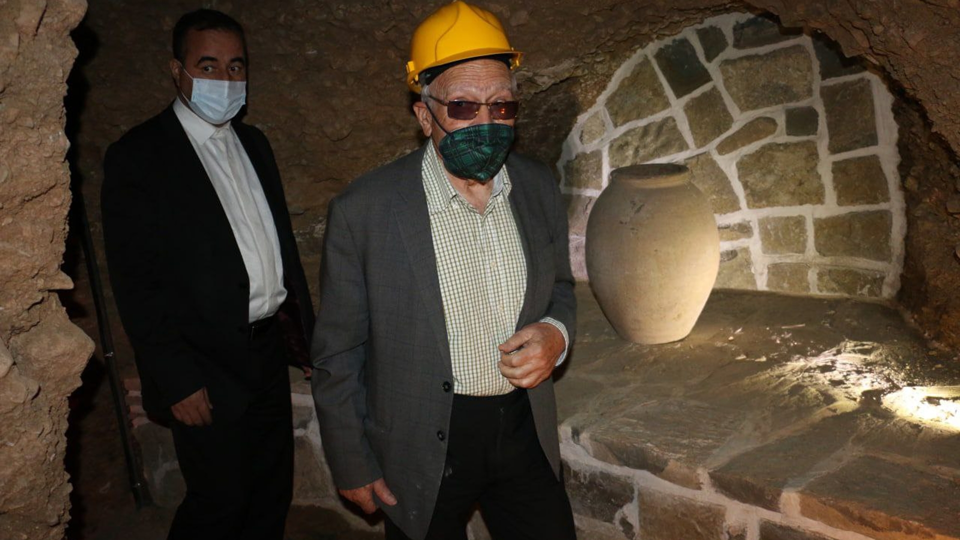 بازدید پرفسور اردشیر قوام زاده به همراه عبدالرضا حاج علی بیگی فرماندار تفرش از دستکند زیر زمینی و منزل نیاکانی حکیم نظامی.