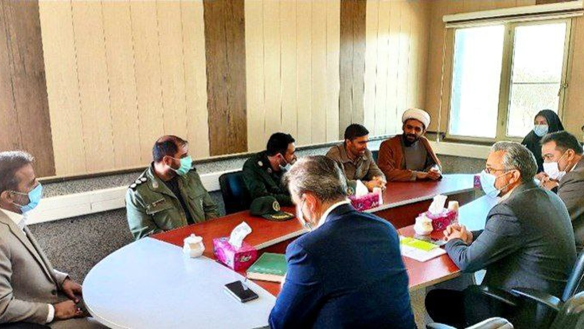 با جمعی از مسئولین شهرستان