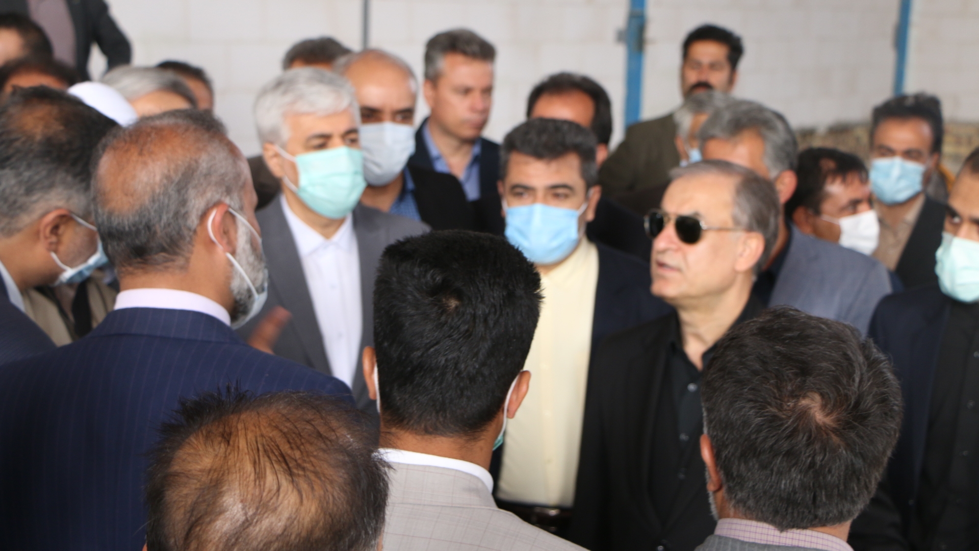 بازدید وزیر ورزش وجوانان از استخرسرپوشیده درحال ساخت و زمین چمن و پیست دو ومیدانی استادیوم ورزشی شهر آستانه