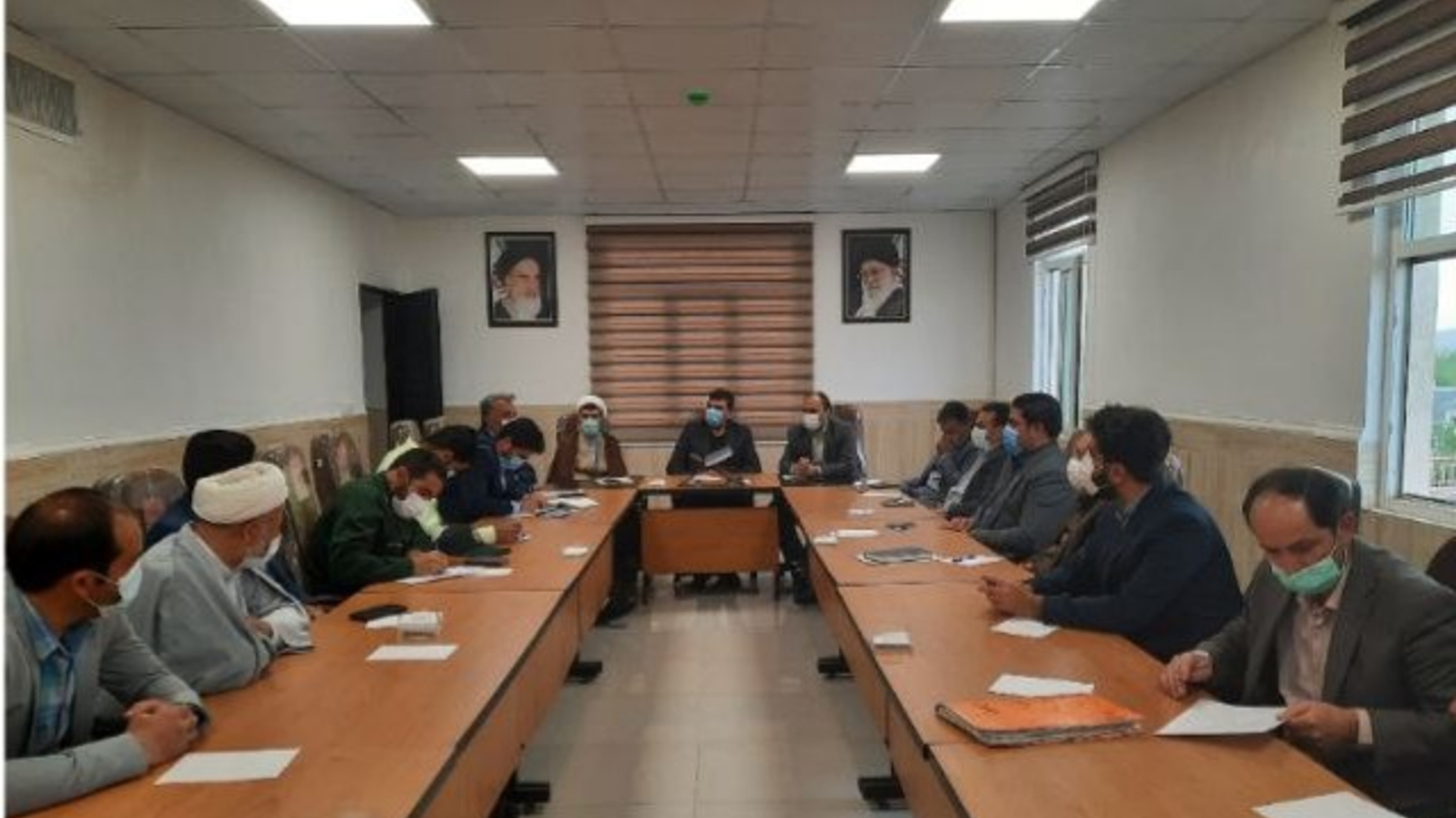 جلسه شورای اداری شهرستان اراک در سالن جلسات ساختمان شهرداری ساروق‌با دستور کار بررسی مشکلات شهر ساروق به ریاست مهندس امیرهادی فرماندار  شهرستان اراک برگزار شد