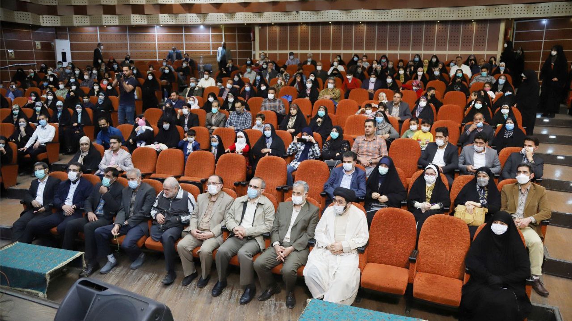 حضور مدیران ارشد استان و شهرستان اراک در همایش تجلیل از حافظین و خیرین مرکز جامعه القرآن الکریم و اهل بیت(ع)