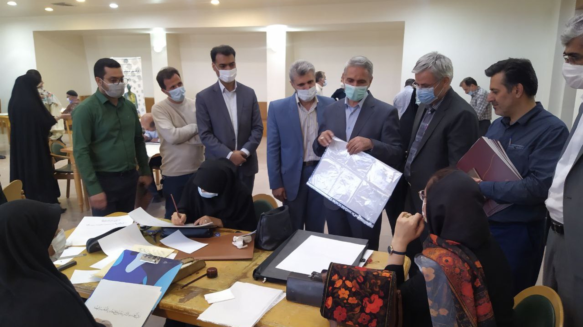 سرپرست فرمانداری و نماینده مردم خمین در مجلس از کارگاه عملی خوشنویسی کلک حقیقت بازدید کردند