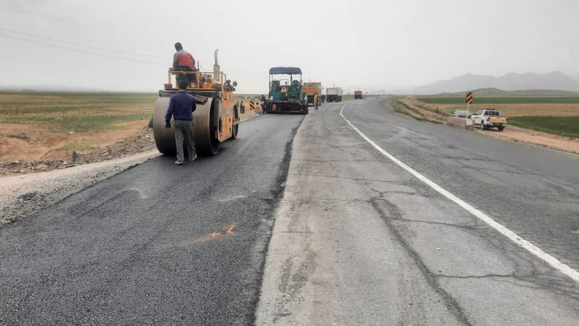 ادامه عملیات اجرایی آسفالت  محور کمیجان -ساروق