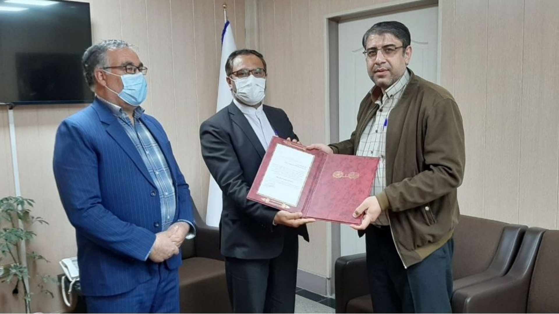 دیدار مدیر بنیاد مسکن انقلاب اسلامی با ابراهیم رستمی فرماندار شهرستان کمیجان به مناسبت سالروز افتتاح حساب ۱۰۰ حضرت امام خمینی(ره) و تاسیس بنیاد مسکن انقلاب اسلامی .