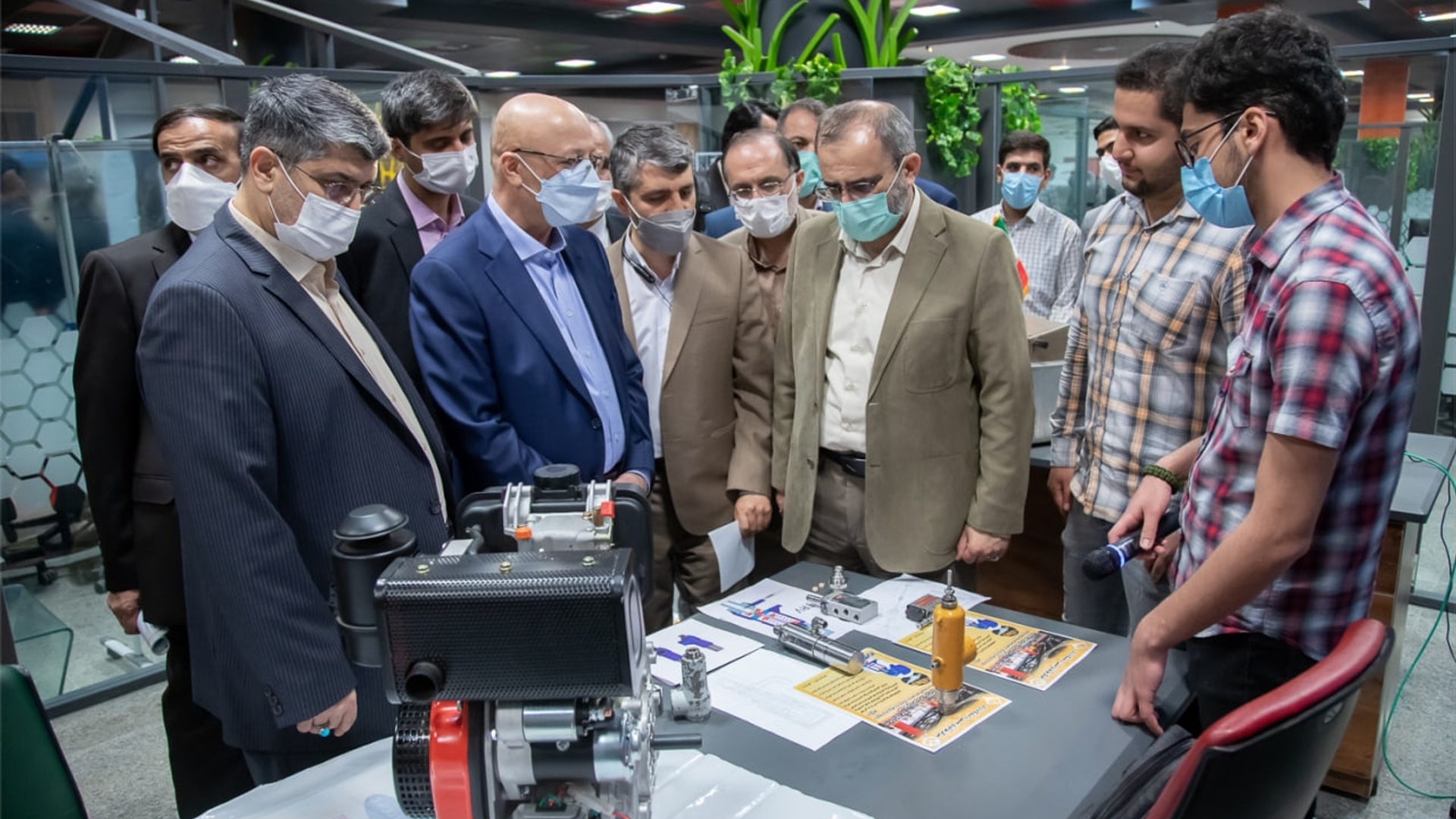 بازدید وزیر علوم، تحقیقات و فناوری، استاندار مرکزی، معاون توسعه مدیریت و منابع استانداری، فرماندار شهرستان اراک و روسای دانشگاه‌ها از مرکز نوآوری دانشگاه اراک