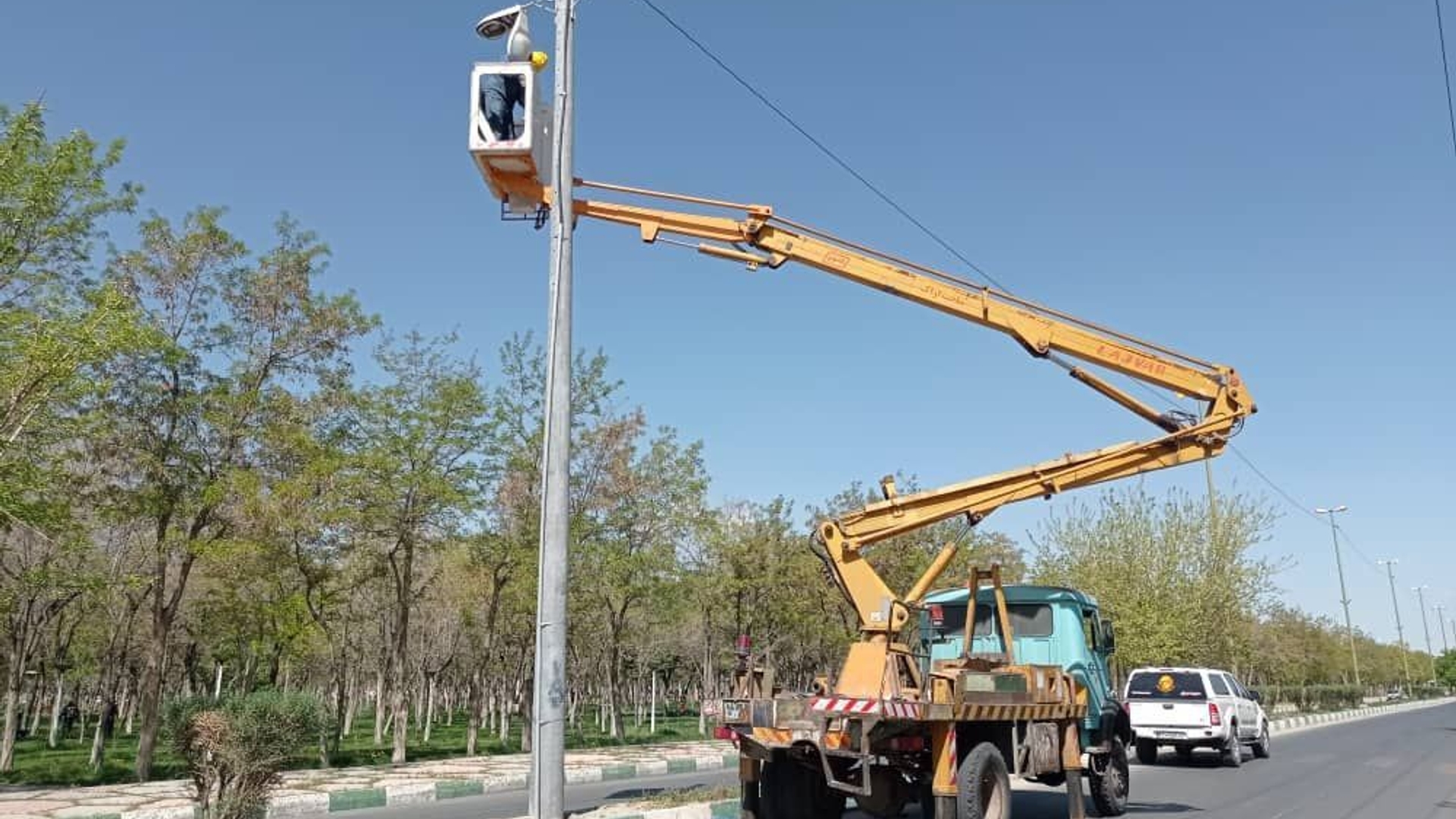 شبکه روشنایی مسیرهای منتهی و محدوده ورزشگاه امام خمینی اراک اصلاح شد.