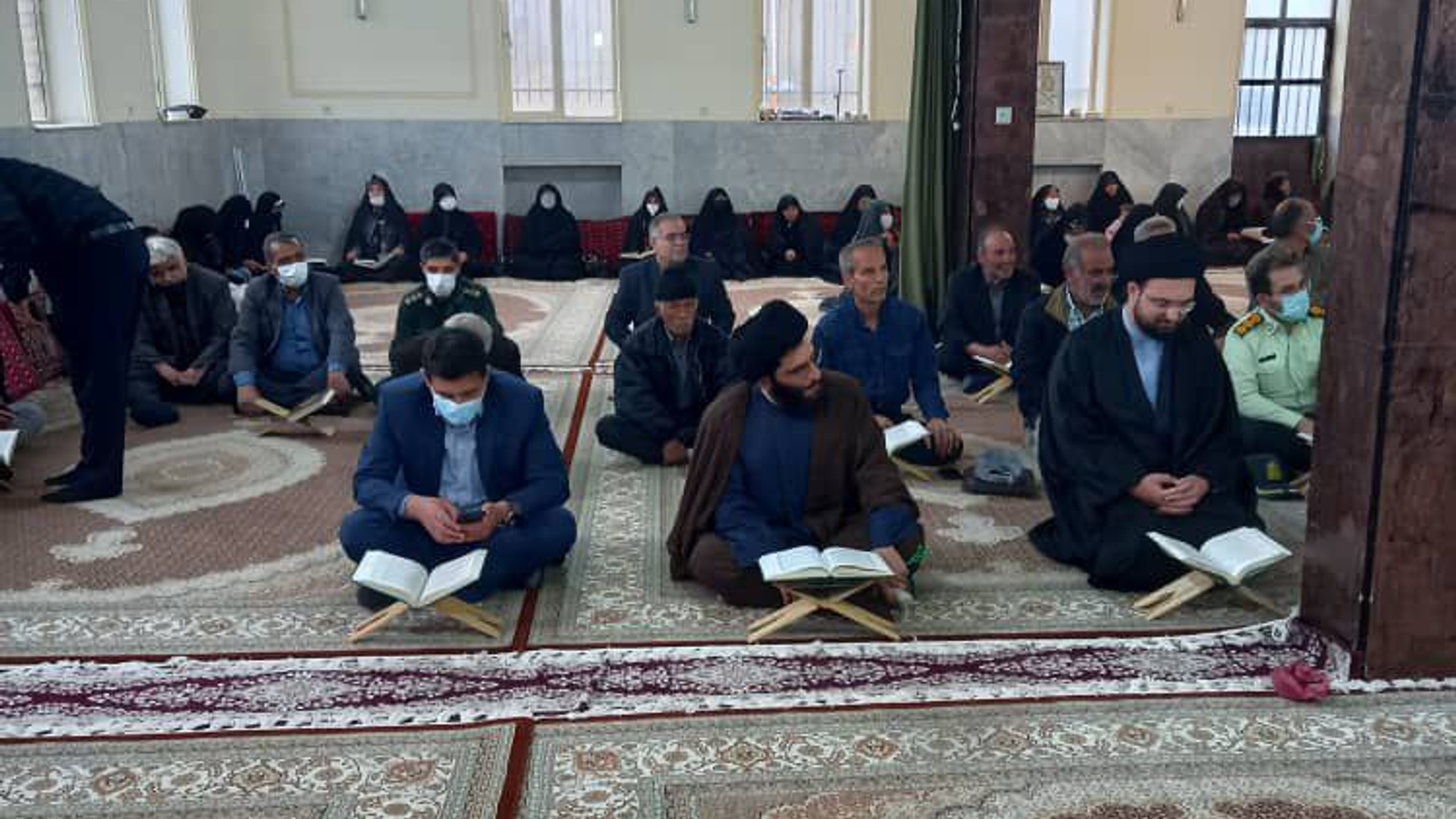 محفل انس با قرآن با حضور اقشار مختلف مردم و مسئولان در روستای فرک برگزار شد