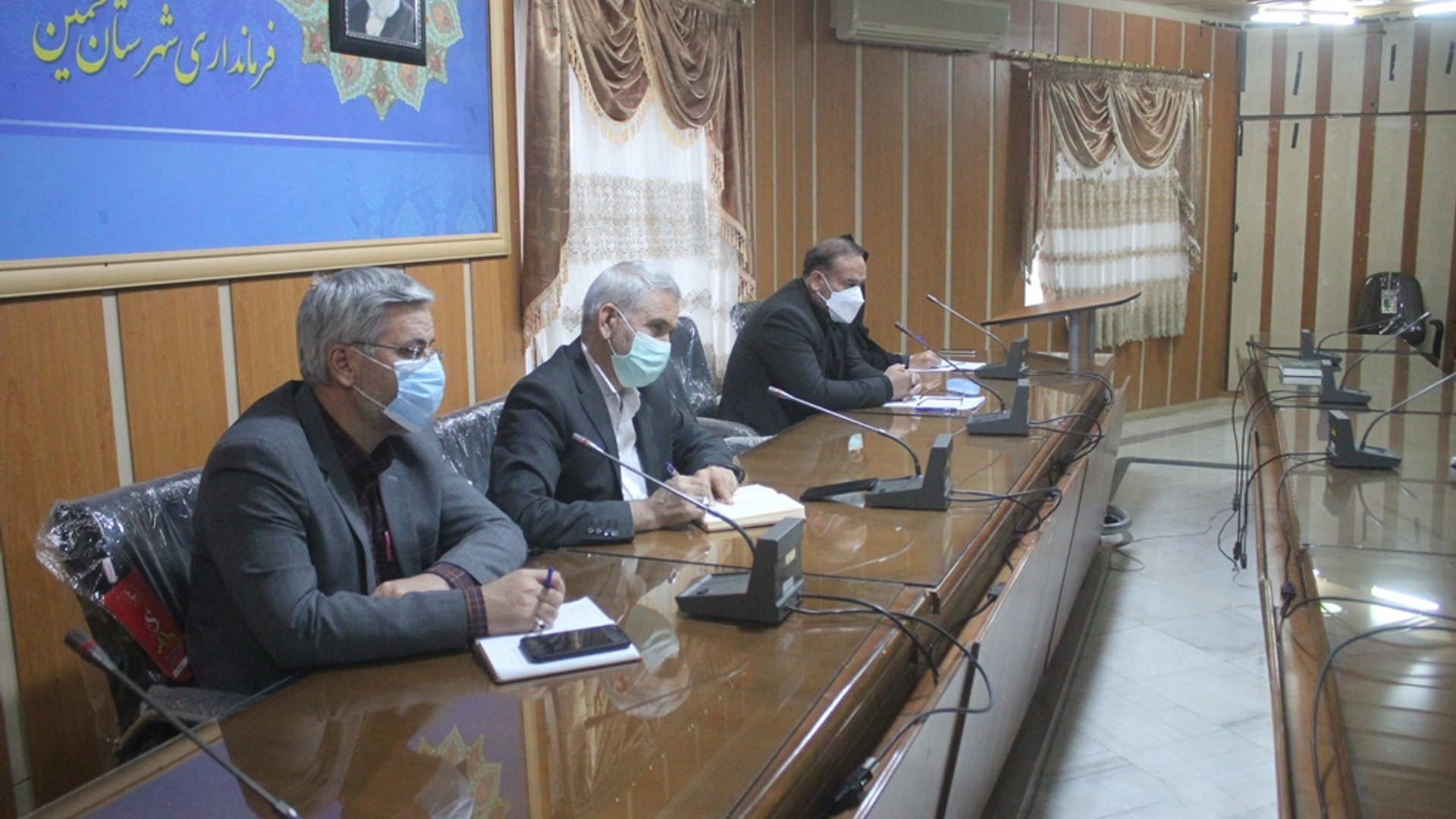 نشست سرپرست فرمانداری و نماینده مردم خمین در مجلس با فعالین قرآنی شهرستان برگزار شد