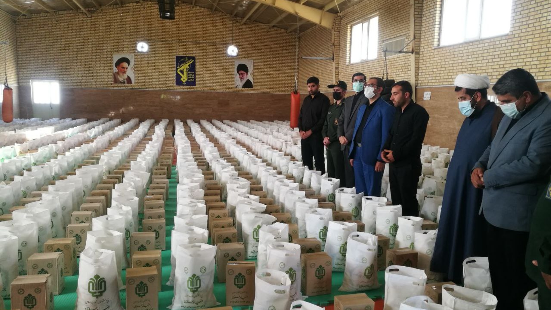 بازدید فرماندار کمیجان از نحوه توزیع بسته های موادغذایی طرح مواسات و کمک های مومنانه در بخش میلاجرد