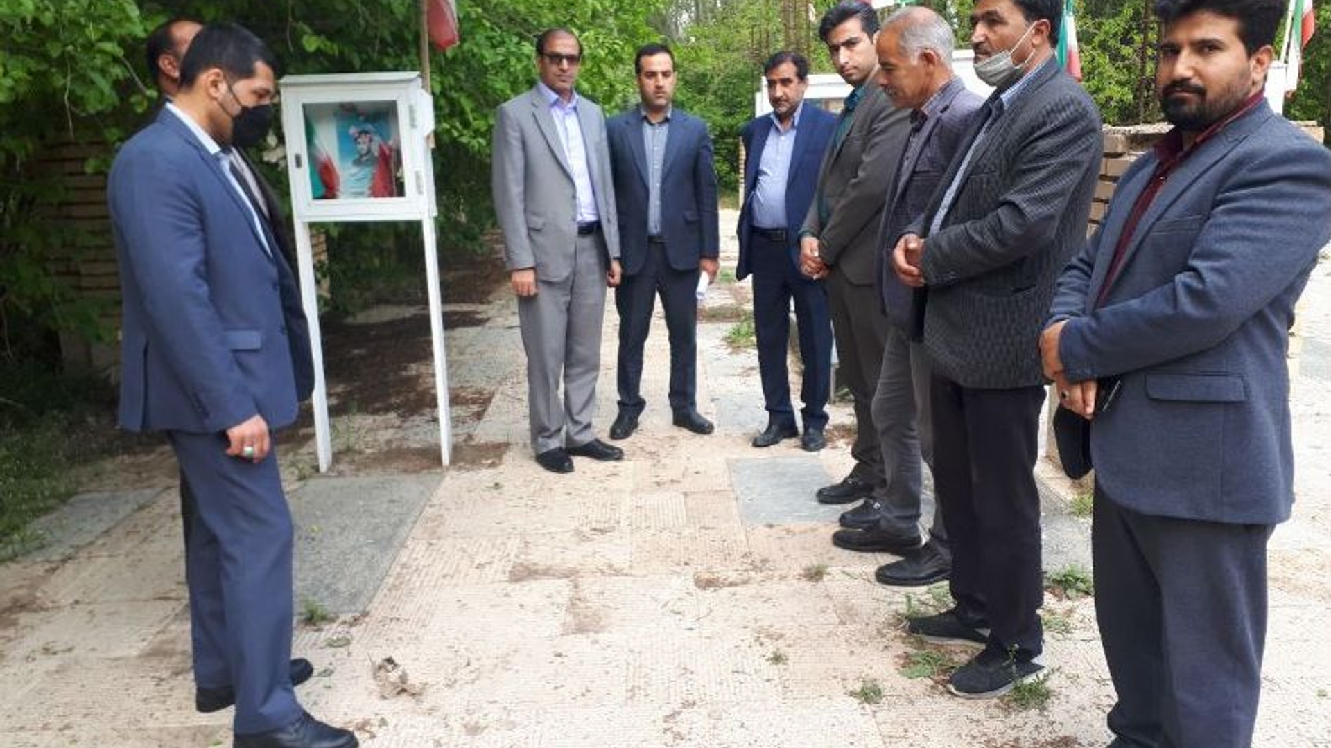 بازدید معاون فرماندار در معیت مدیرکل بنیاد شهید استان از گلزار شهدای روستای استوه