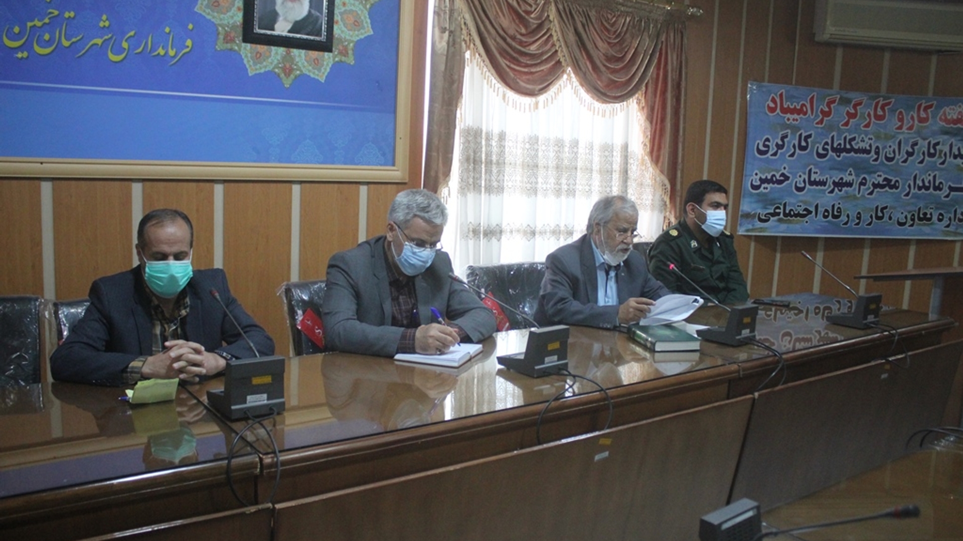 نشست کارگران و تشکل های کارگری شهرستان با سرپرست فرمانداری خمین برگزار شد