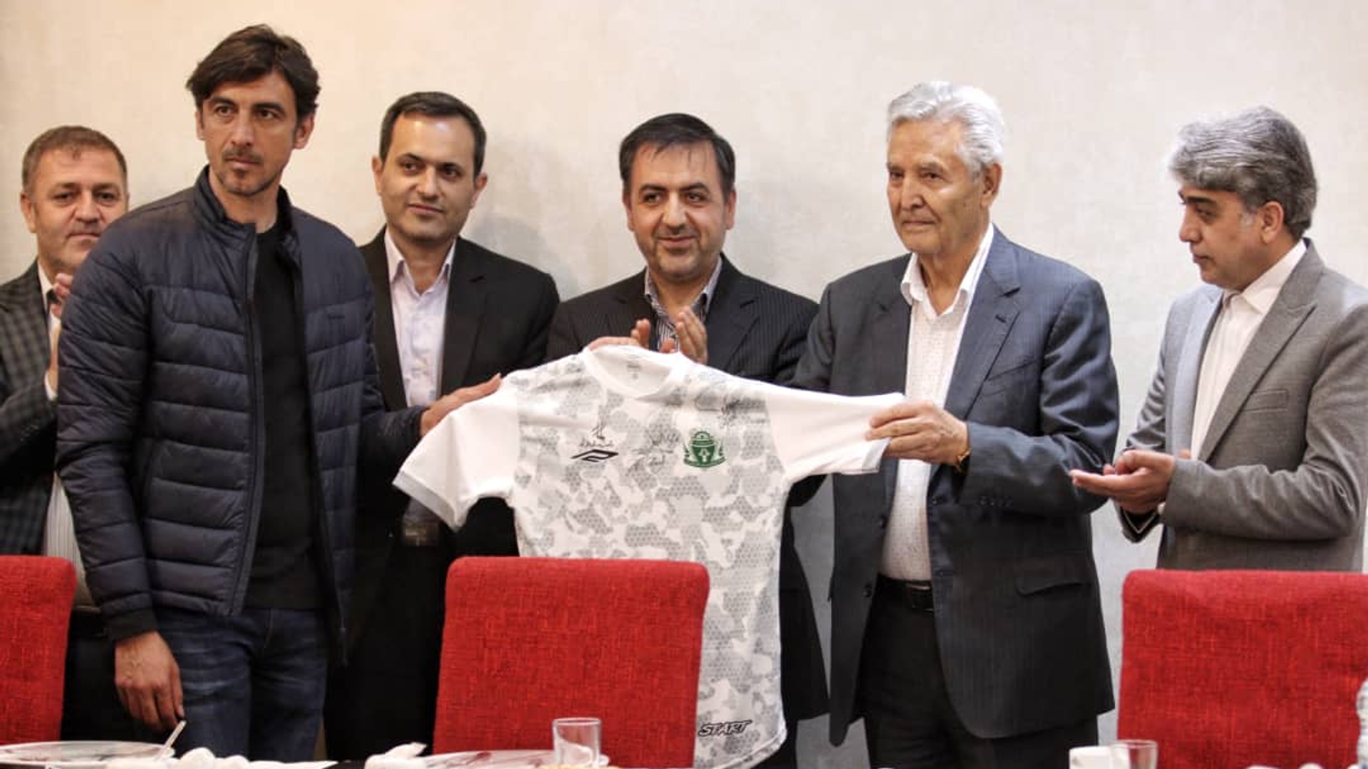 در مراسمی که با حضور سرپرست معاونت هماهنگی امور اقتصادی استانداری برگزار گردید ، سرمربی تیم فوتبال آلومینیوم اراک، به پاس حمایت از ورزش استان، بااهدا لباس این تیم،ازصنایع استان تجلیل کرد.