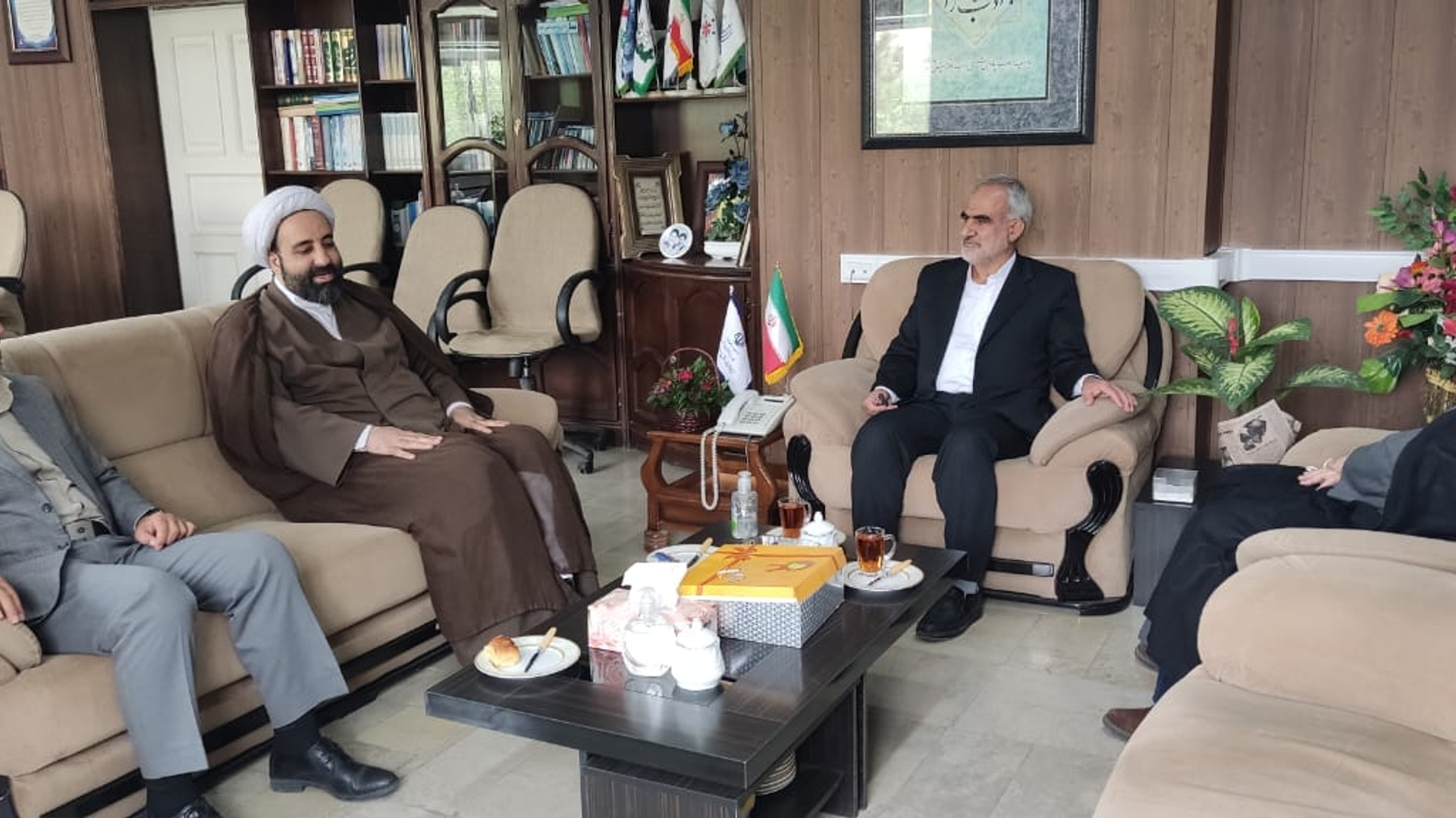 برگزاری نشست صمیمی آذری مدیرکل سیاسی ، انتخابات و تقسیمات کشوری با نوازنی سرپرست آموزش و پرورش استان