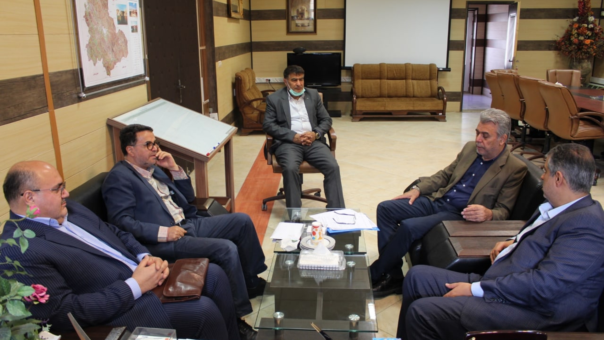 جلسه بررسی موانع و مشکلات اجرایی مجتمع فرهنگی، اداری و تجاری میدان نقش امام خمین