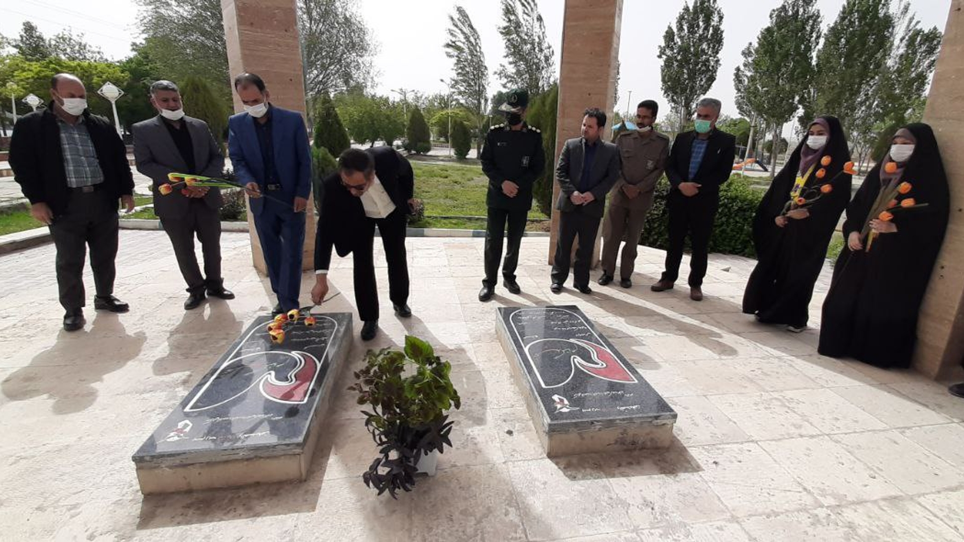 به مناسبت گرامیداشت هفته مقام معلم، گلباران قبور مطهر شهدا با حضور جمعی از فرهنگیان، دانش آموزان و مسئولین شهرستان انجام گردید.