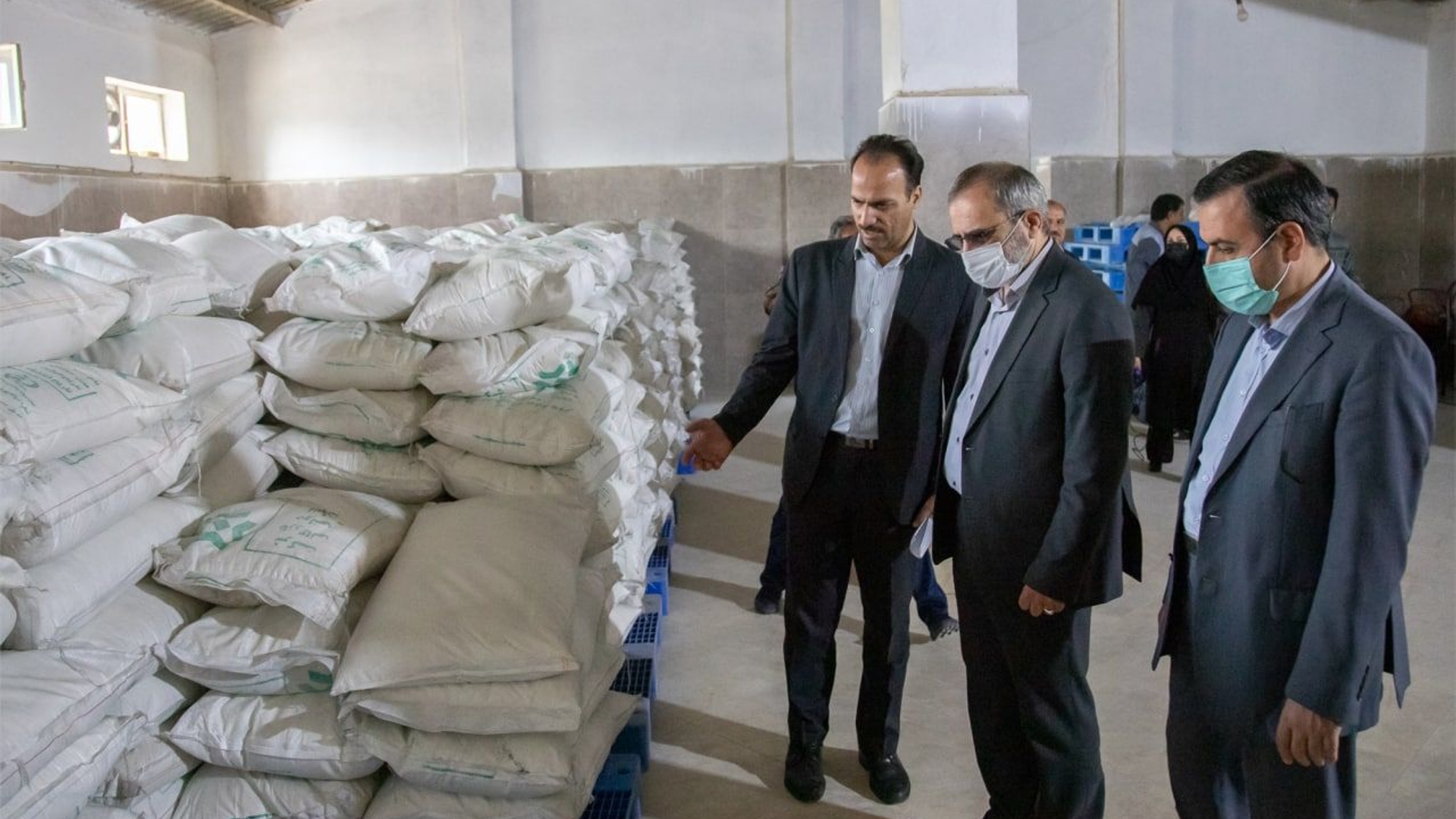 بازدید استاندار مرکزی به همراه معاون هماهنگی امور اقتصادی استاندار از انبار ذخایر گندم و شکر اداره کل غله استان
