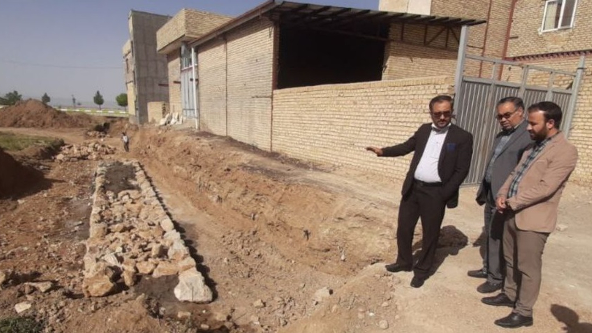 بازدید میدانی ابراهیم رستمی، فرماندار شهرستان به همراه عیسی آبادی معاون برنامه ریزی و امینی سرپرست شهرداری کمیجان از پروژه های در حال اجرای شهرداری