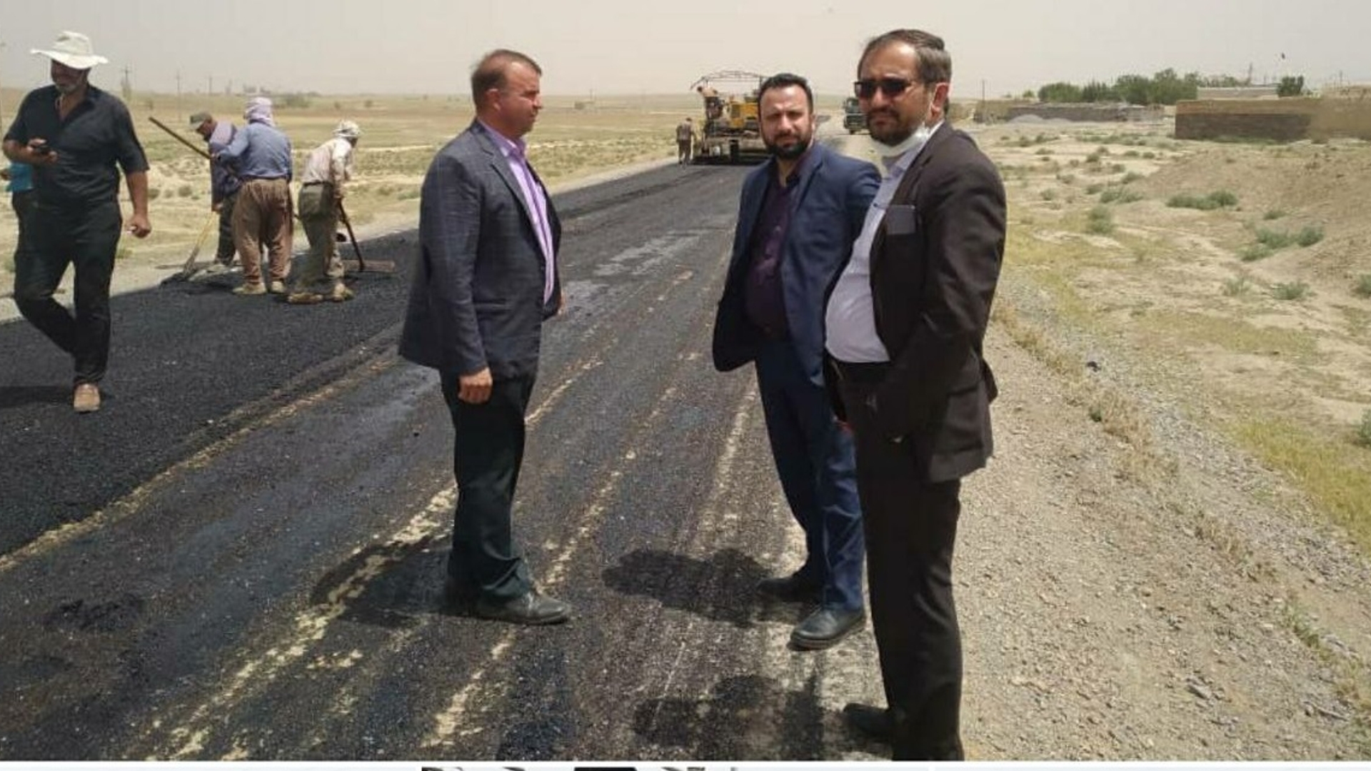 بازدید فرماندار و بخشدار مرکزی از روند اجرای پروژه آسفالت محور کوت آباد-چابار 
🔸️
