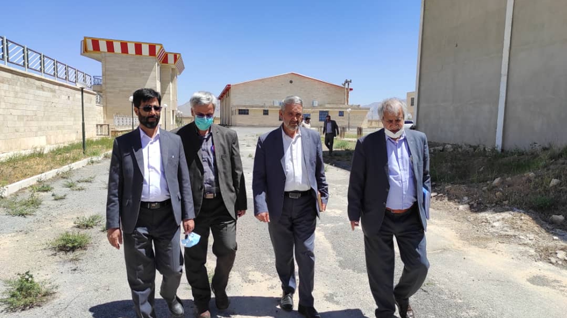 فرماندار و نماینده مردم خمین در مجلس از ورزشگاه کارگران خمین بازدید کردند