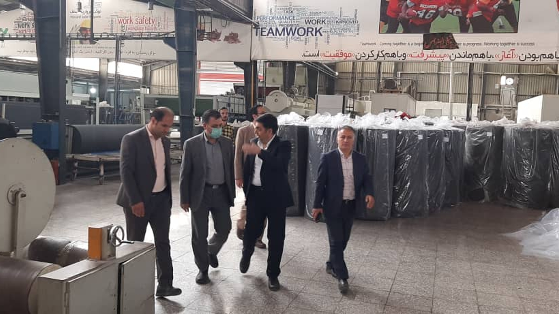 بازدید معاون هماهنگی امور اقتصادی و توسعه منطقه ای از شرکت صدف گستر دلیجان

چهارشنبه ۴ خرداد ۱۴۰۱