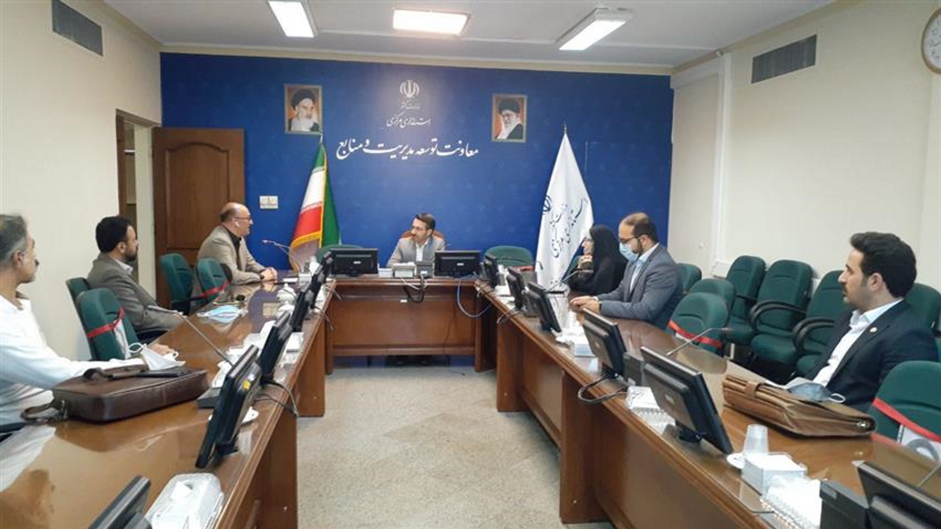 برگزاری نشست سرپرست مدیریت فناوری اطلاعات ، امنیت فضای مجازی و شبکه دولت با اعضای نظام صنفی رایانه ای استان (نصر)