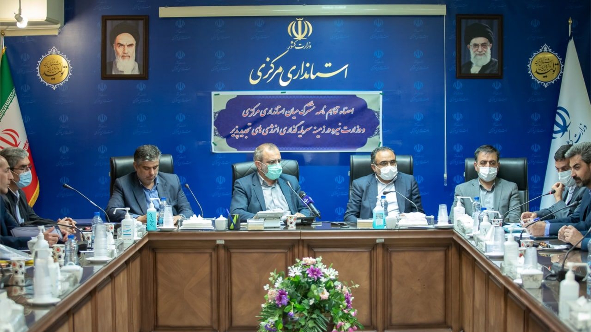 مضای نفاهم‌نامه مشترک میان استانداری مرکزی و وزارت نیرو در زمینه سرمایه‌گذاری انرژی‌های تجدیدپذیر با حضور استاندار مرکزی، معاون وزیر نیرو و مدیرعامل ساتپا، معاونین استاندار، مدیران و اعضای مربوطه برگزار شد

پنجشنبه ۵ خرداد ۱۴۰۱